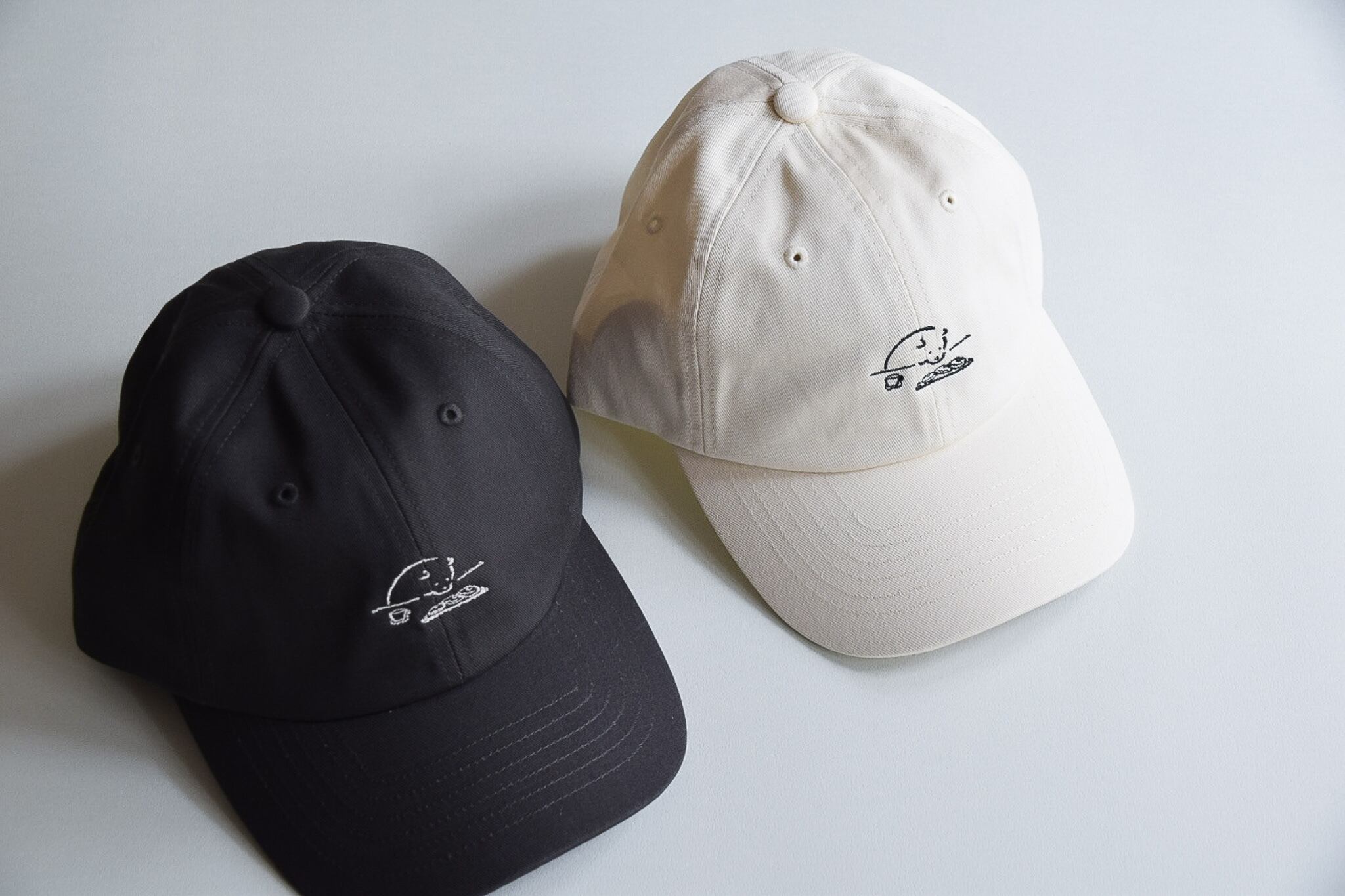 お色は２色展開。アイボリーとスミクロ。