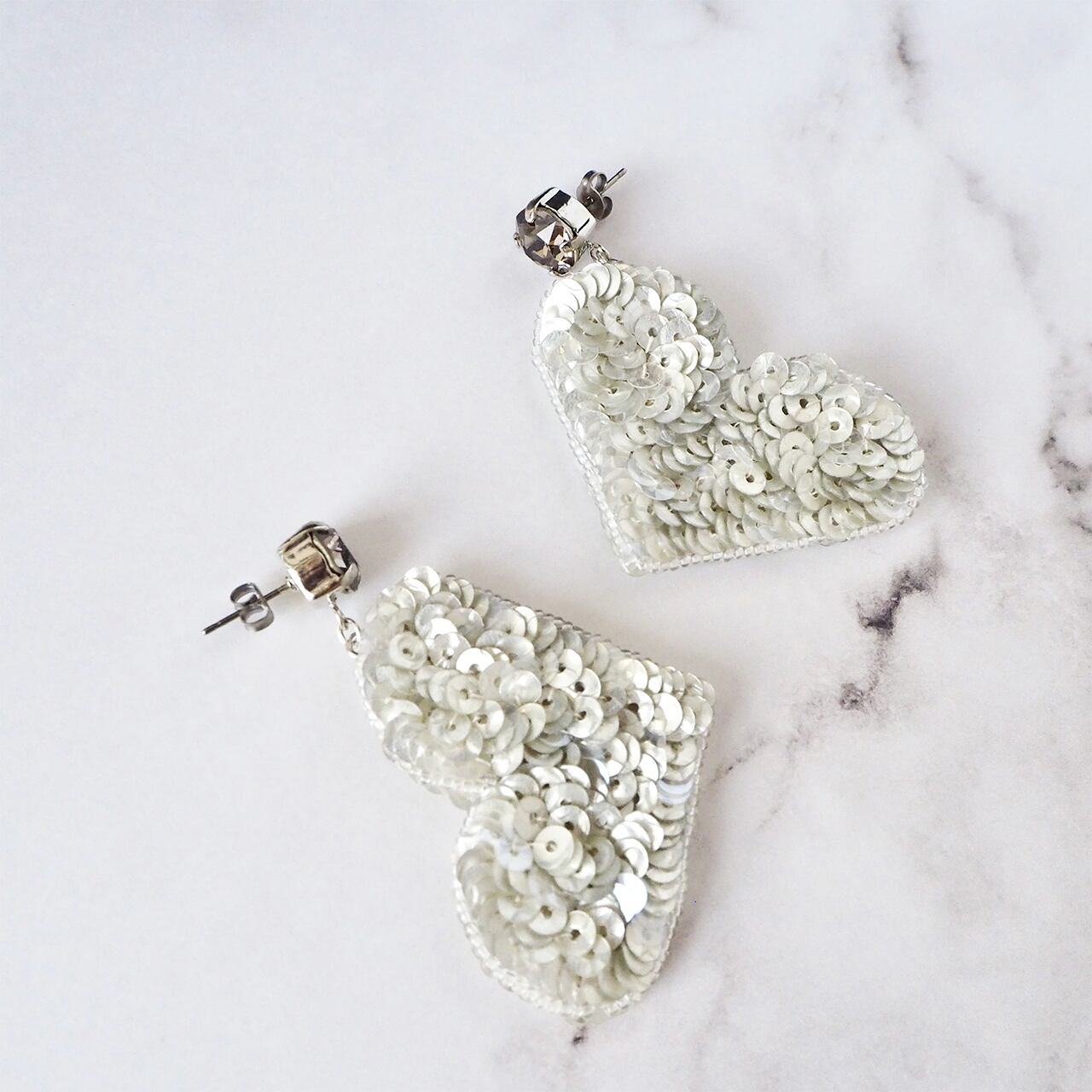 大ぶりのモチーフでも軽い付け心地は刺繍ならでは。