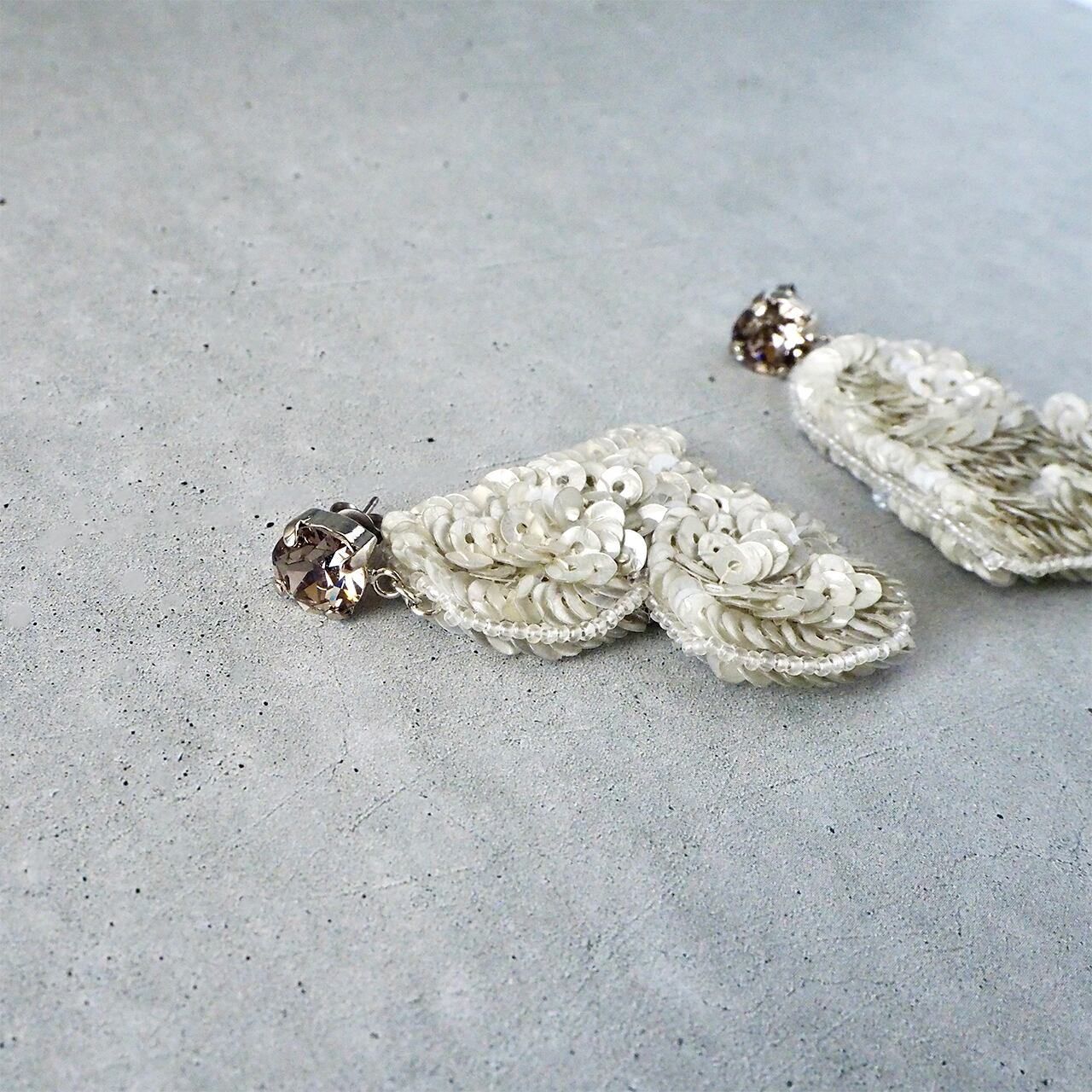 縁取りはアンティークビーズ。白過ぎず自然と寄り添う色合いに。