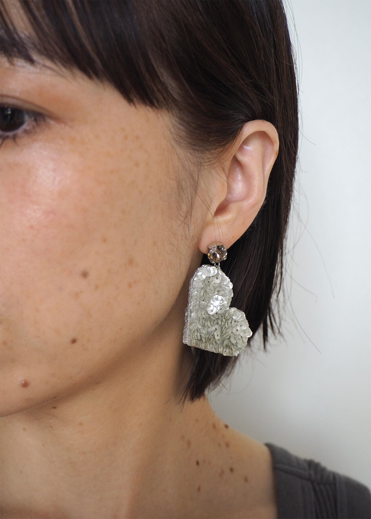 素肌に近い日焼けした肌に明るさをプラス。