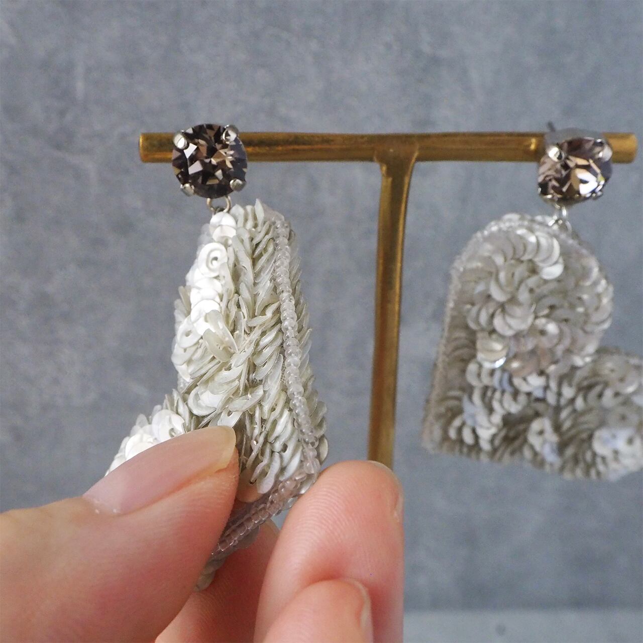 裏側にも同じ刺繍を。後ろ姿も煌めきます。