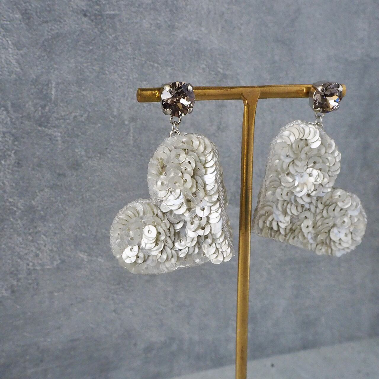 ピアスには大粒のスワロフスキーを。落ち着いた色味の中にも美しい輝きがあります。