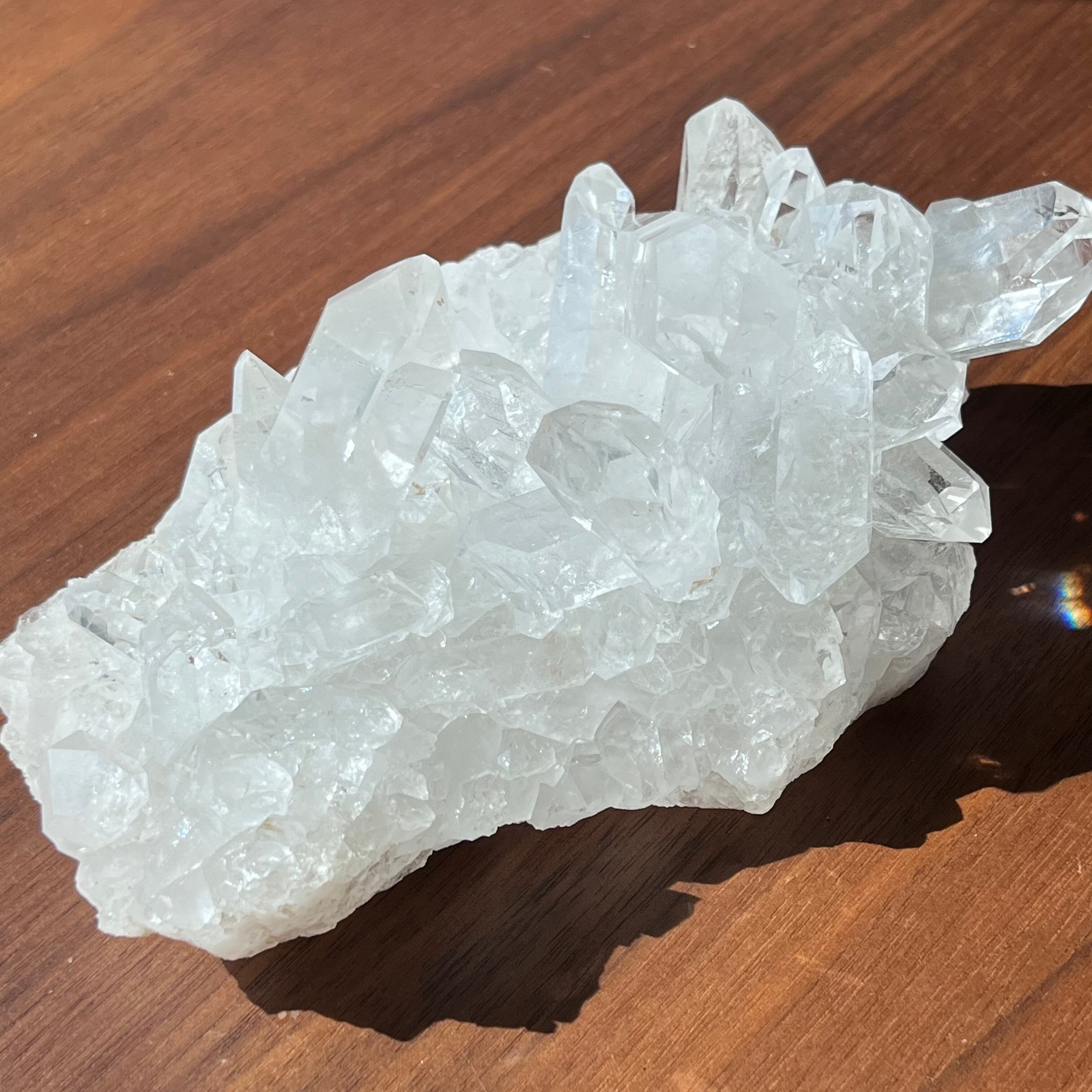 結晶が綺麗に上を向いているのでブレスレットやアクセサリーの浄化、空間の浄化にもおすすめです