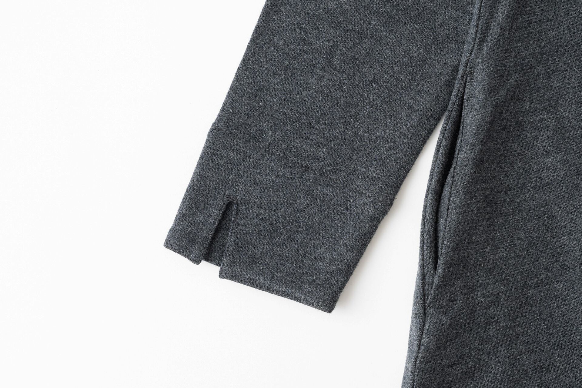 手元にフィットする袖口。スリット入りで、少しまくってもおしゃれに