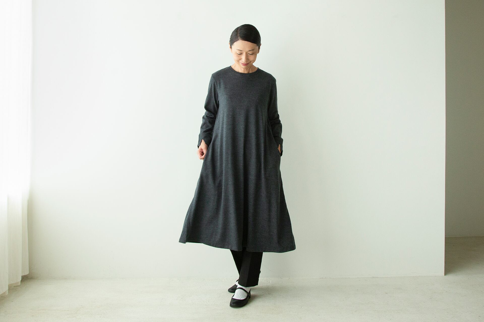 モデル身長：165cm、Mサイズ着用（チャコール）