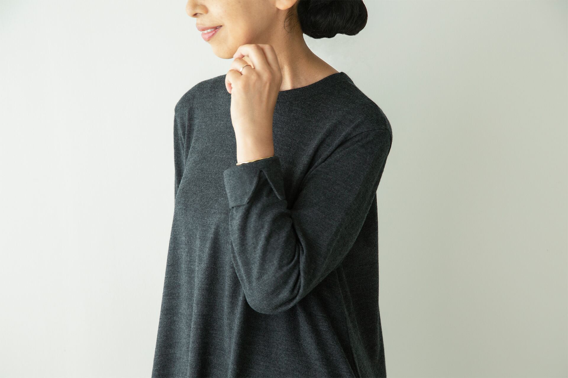 袖口はスリット入り。家事をするときにサッと折り返すことができます