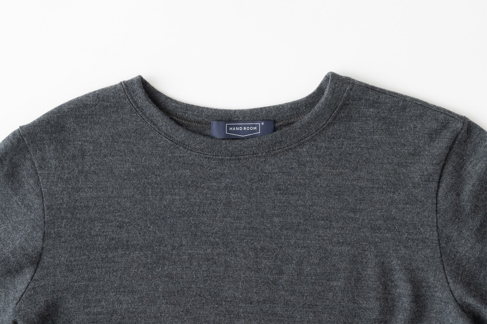 トラッドな雰囲気のクルーネック。首元にスカーフなどをしても