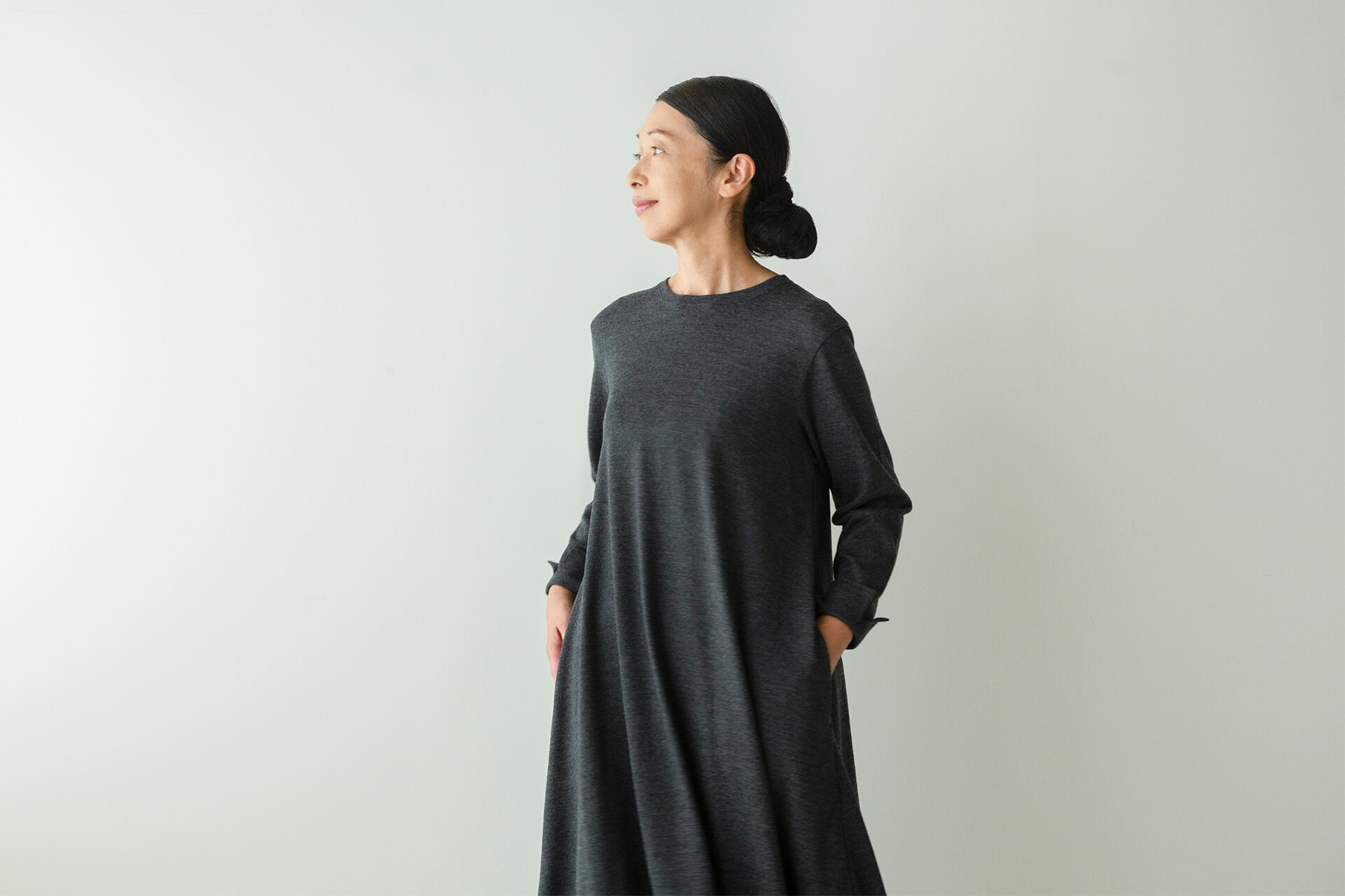 首元がすっきり見えるよう工夫されたクルーネック