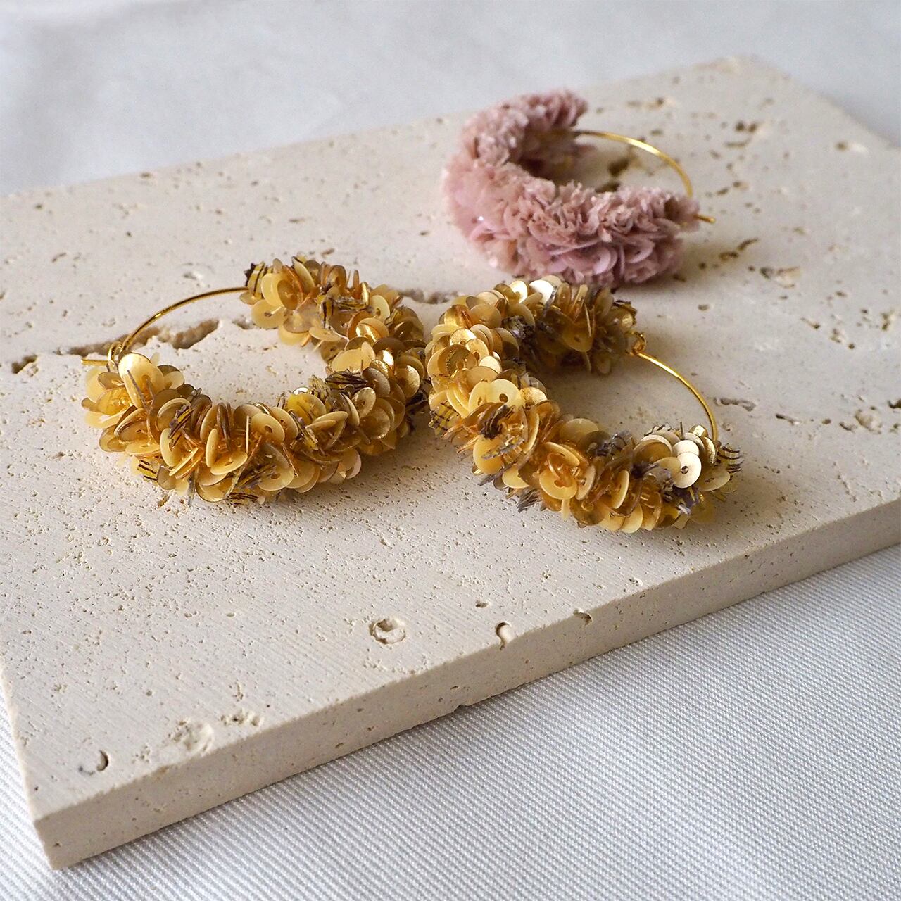 輝きが美しいゴールド。顔周りが明るくなります。