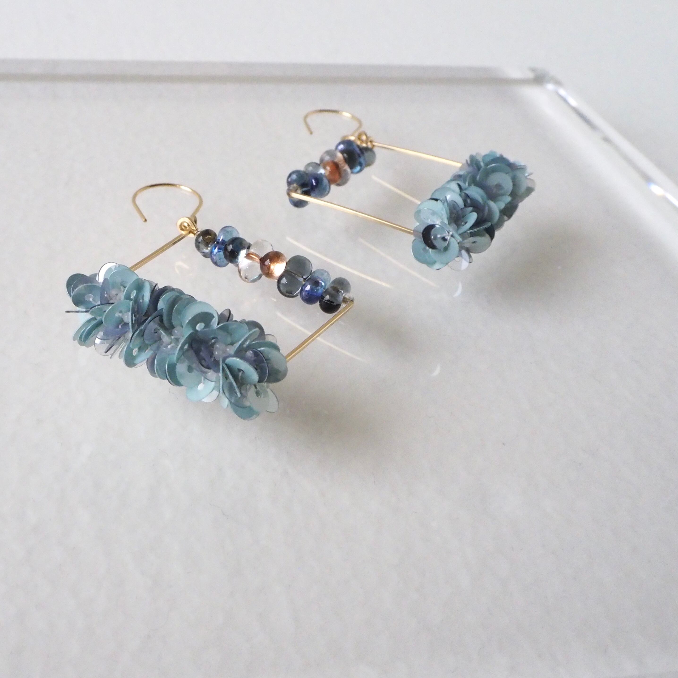 同じ刺繍デザインでフック型のピアスもございます。是非ご覧ください。