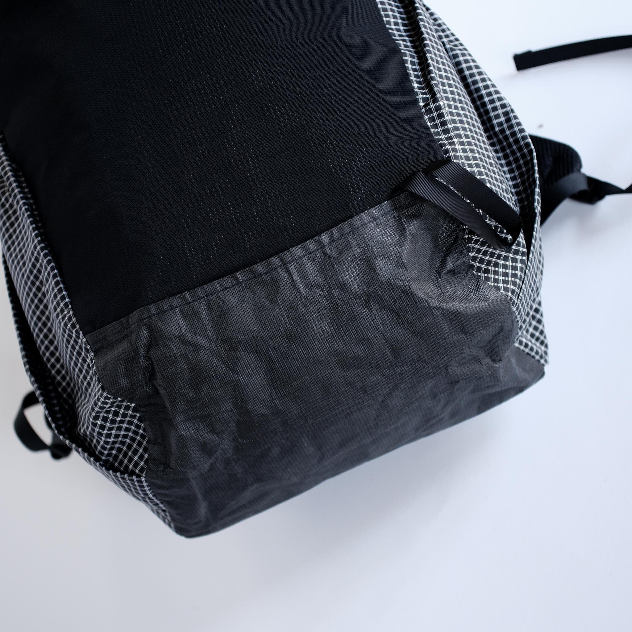 底部は丈夫な400DのUltra、メッシュも適度な強度と張り感