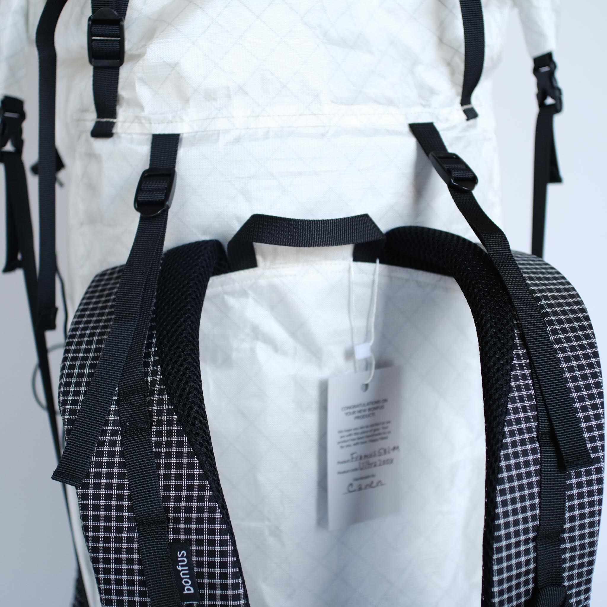 便利なロードリフター、ショルダーのメッシュの作りは見事