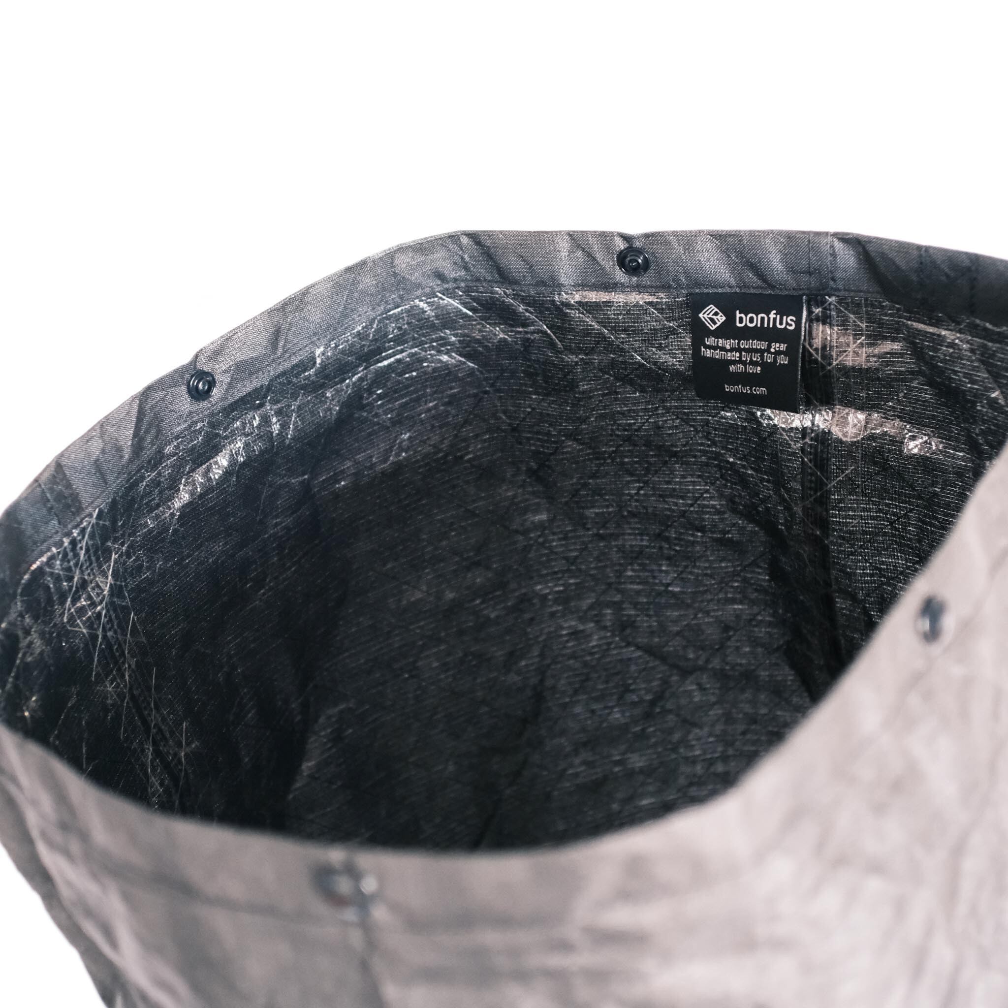 ブラックはXグリッドが目立ちにくい、しっかりとしたシーム処理