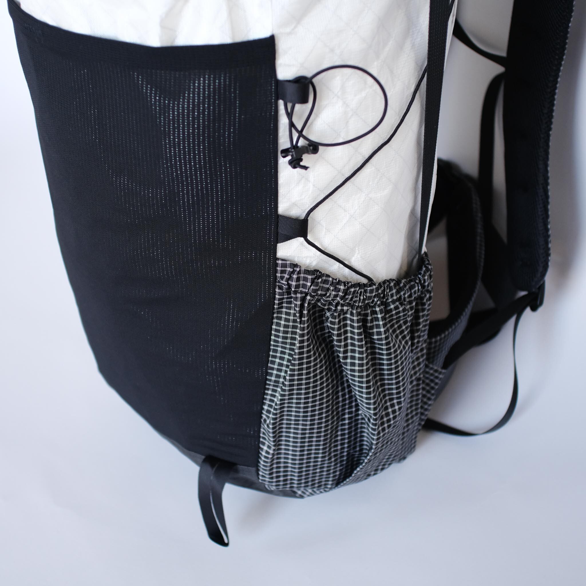 ピッケルホルダーとループホルダー、サイドのシンプルなドローコードでストックなどを固定