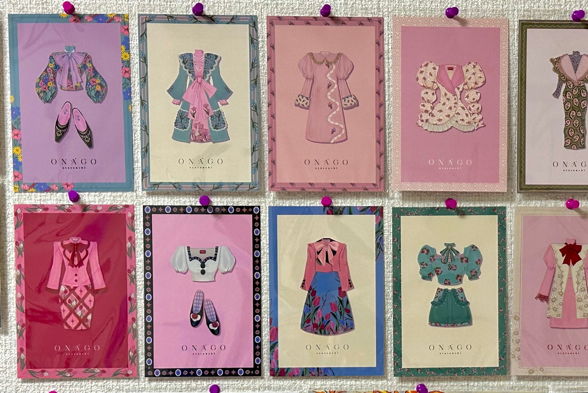 部屋の壁に飾った様子。透明の袋に入れているため、少し反射しています。