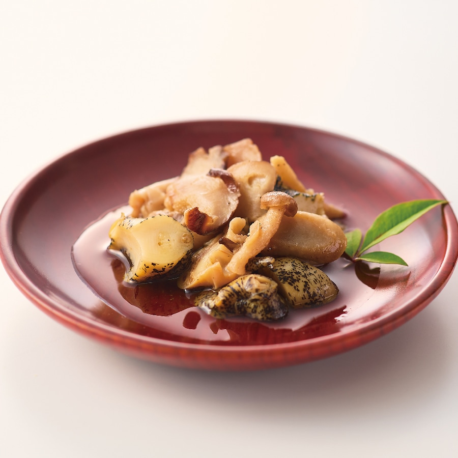 北海道産の茹でつぶ貝とキノコをオリーブ油と菜種油でオイル煮して風味と旨味を閉じ込めました。