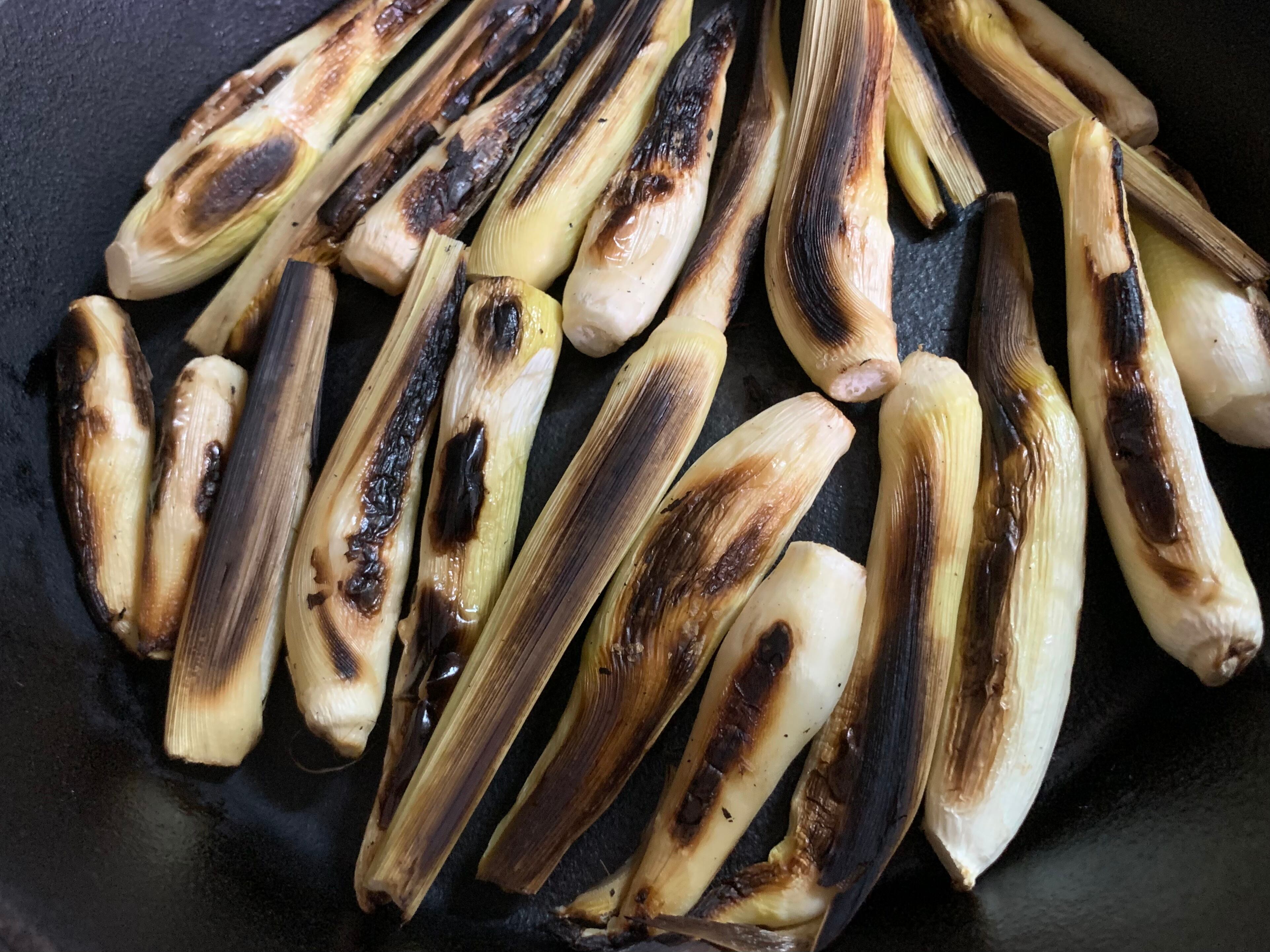 細いものは、皮ごと黒焼きがオススメ！皮を取らずに真っ黒に焦げ目がつくまで焼くのがポイントです。