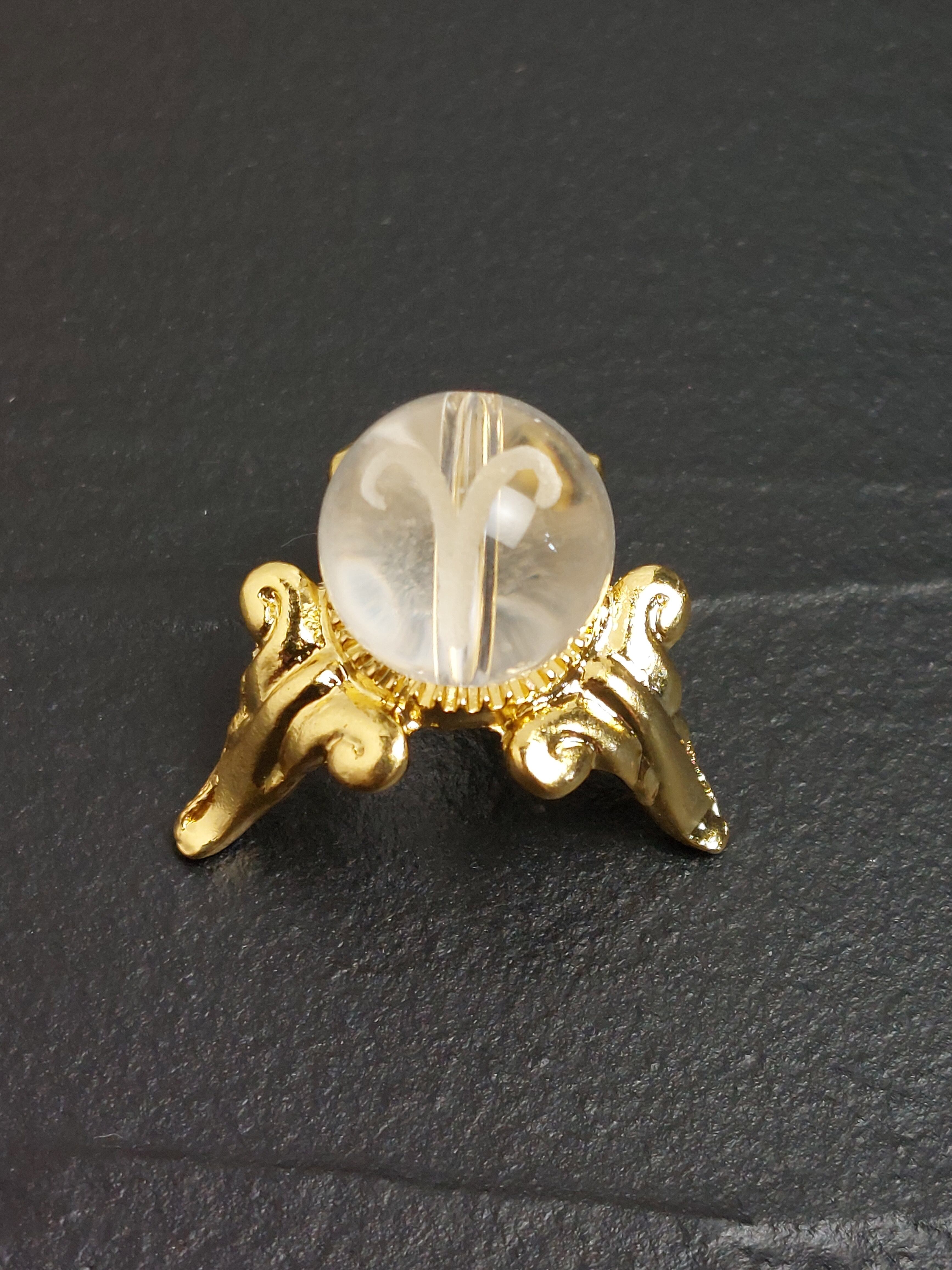 【牡羊座】のシンボルが彫刻されています。