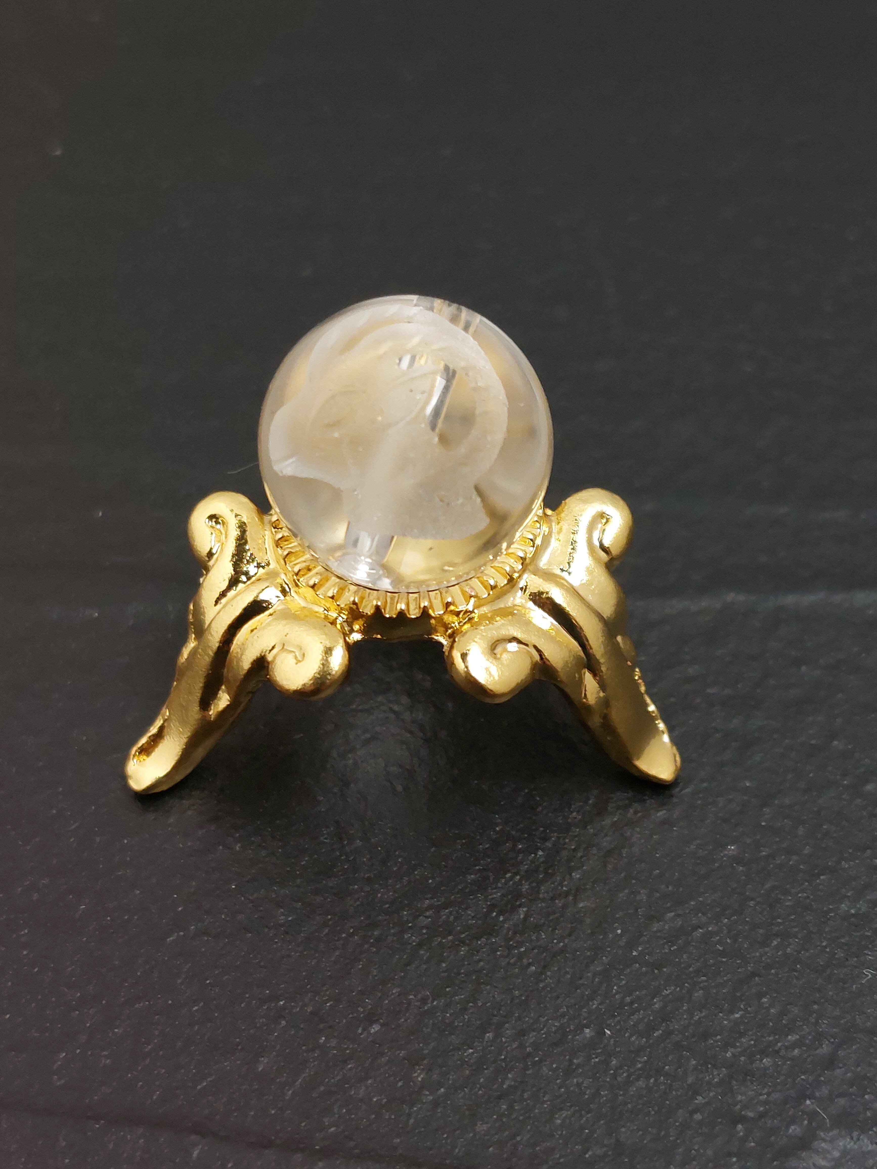 【牡羊座】のシンボルが彫刻されています。