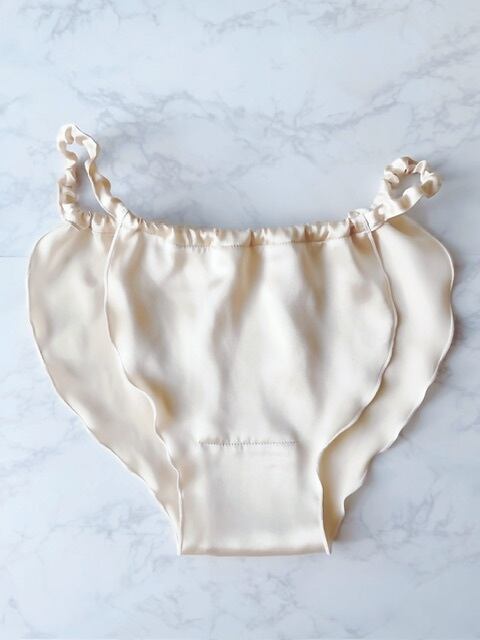 平置きにすると縫い目が目立つような気もしますが…