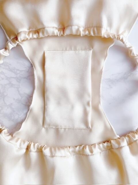 クロッチは前後の２箇所を縫い付けてあります。