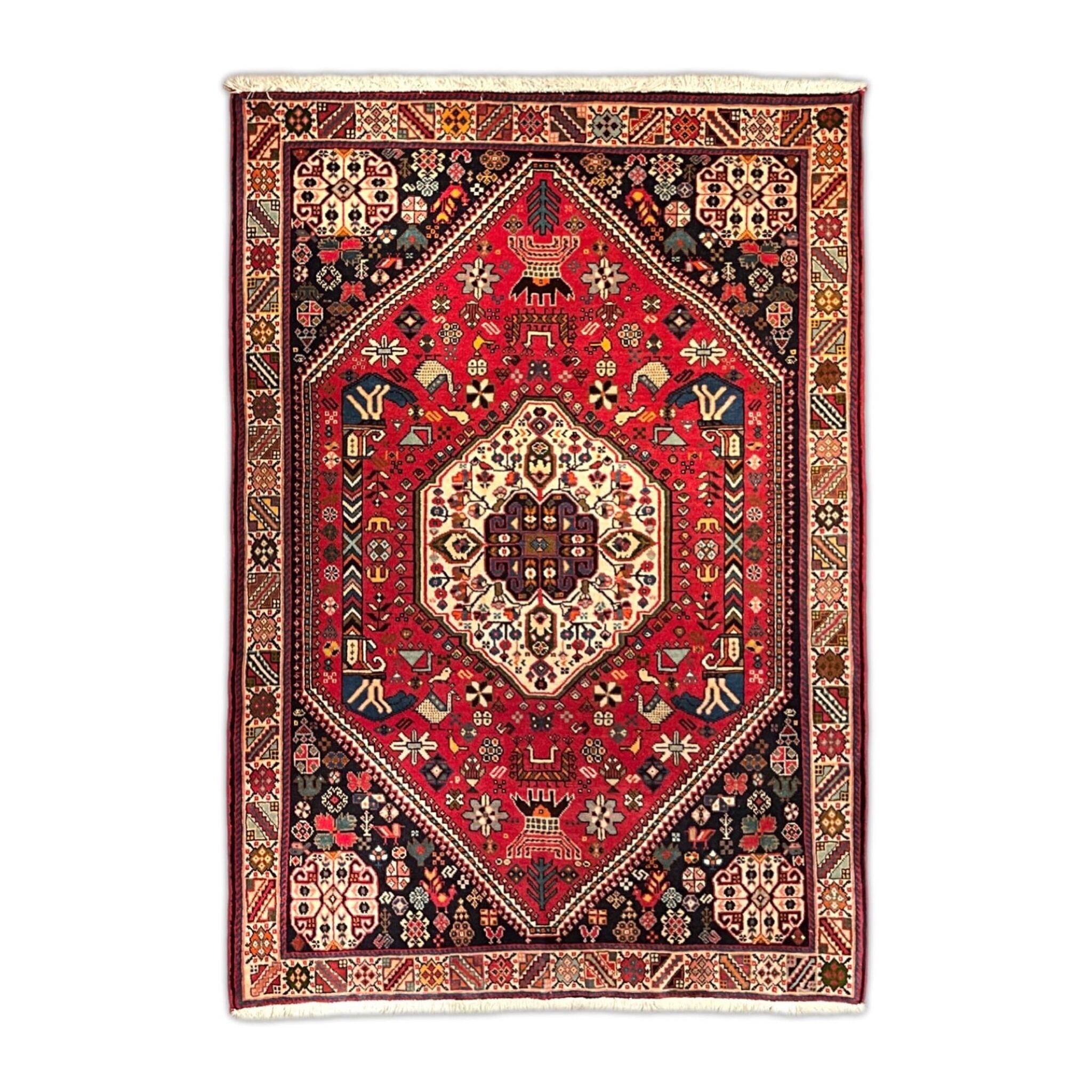 「馬の頭」のモチーフは、この地域を代表する古代遺跡〜ペルセポリスに並ぶ、柱を描いたものです。