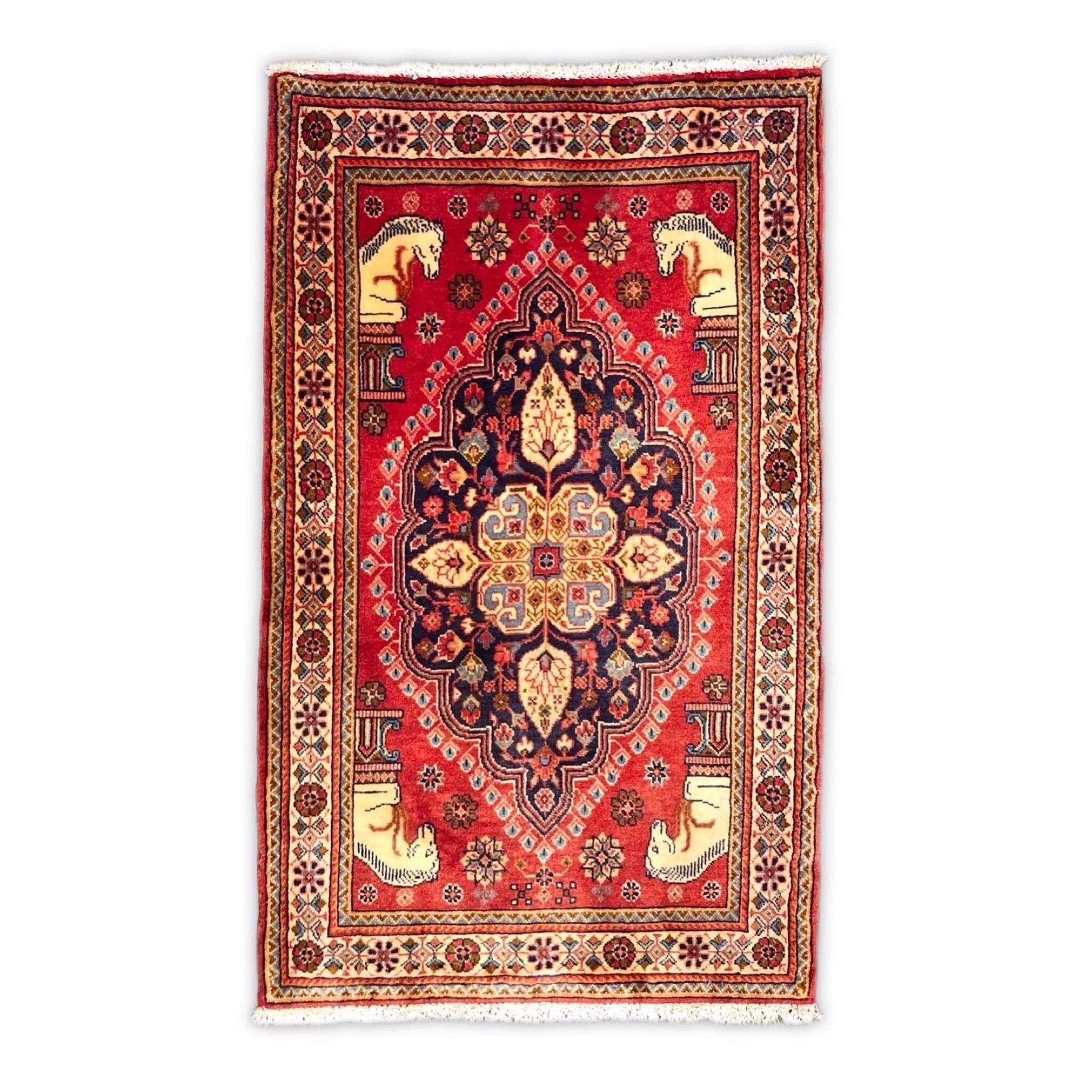 「馬の頭」のモチーフは、この地域を代表する古代遺跡〜ペルセポリスに並ぶ、柱を描いたものです。