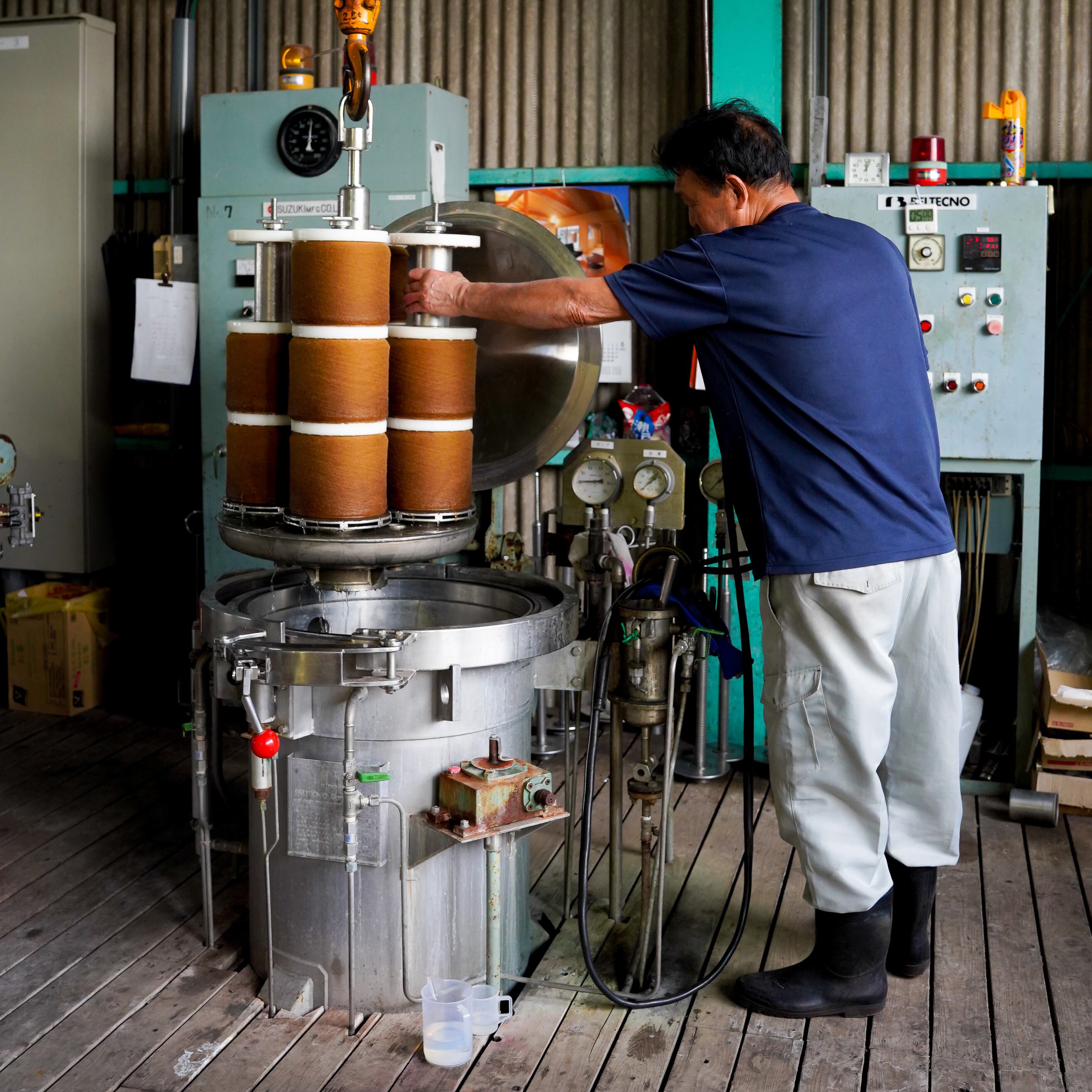 糸になった後、染色・防縮加工が施されます