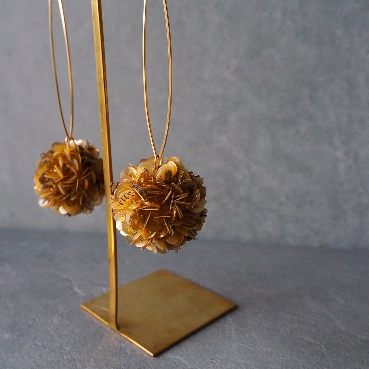 様々な素材が合わさって複雑な色合いを表現しています。