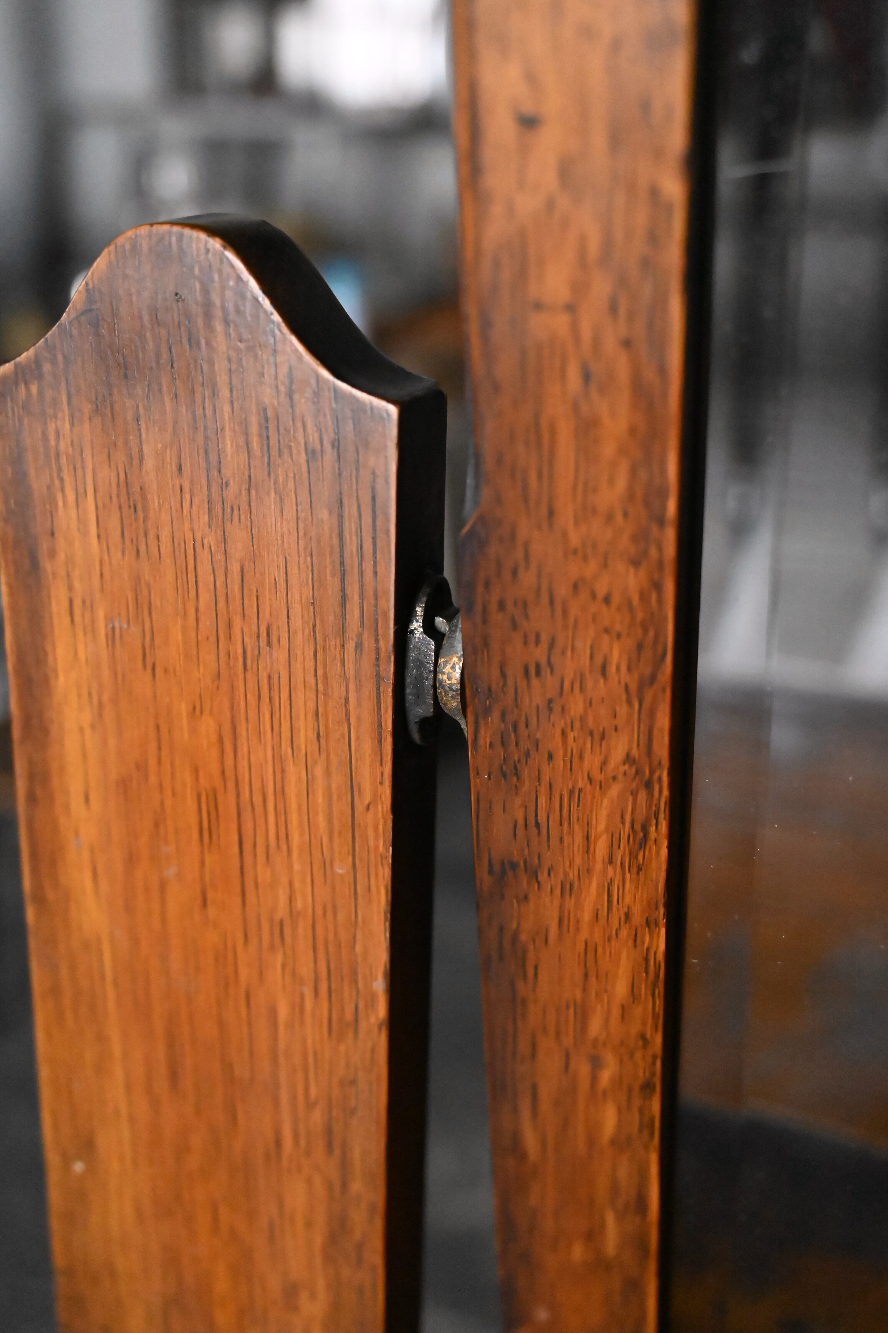 本体側の軸と木枠ミラーの接続金具