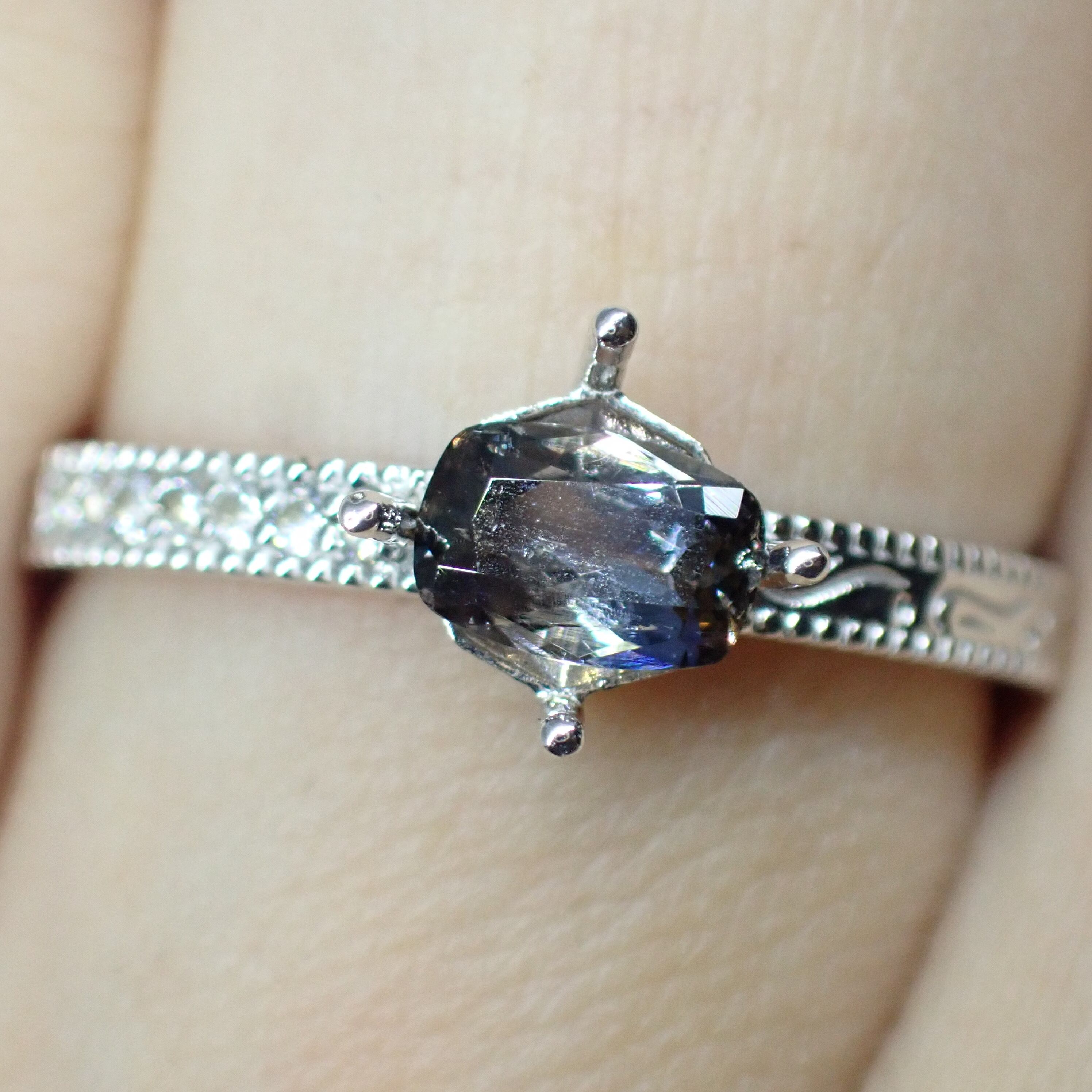 ブルーティント☆多色性の強いアキシナイト 0.393ct | 宝石ルース販売 