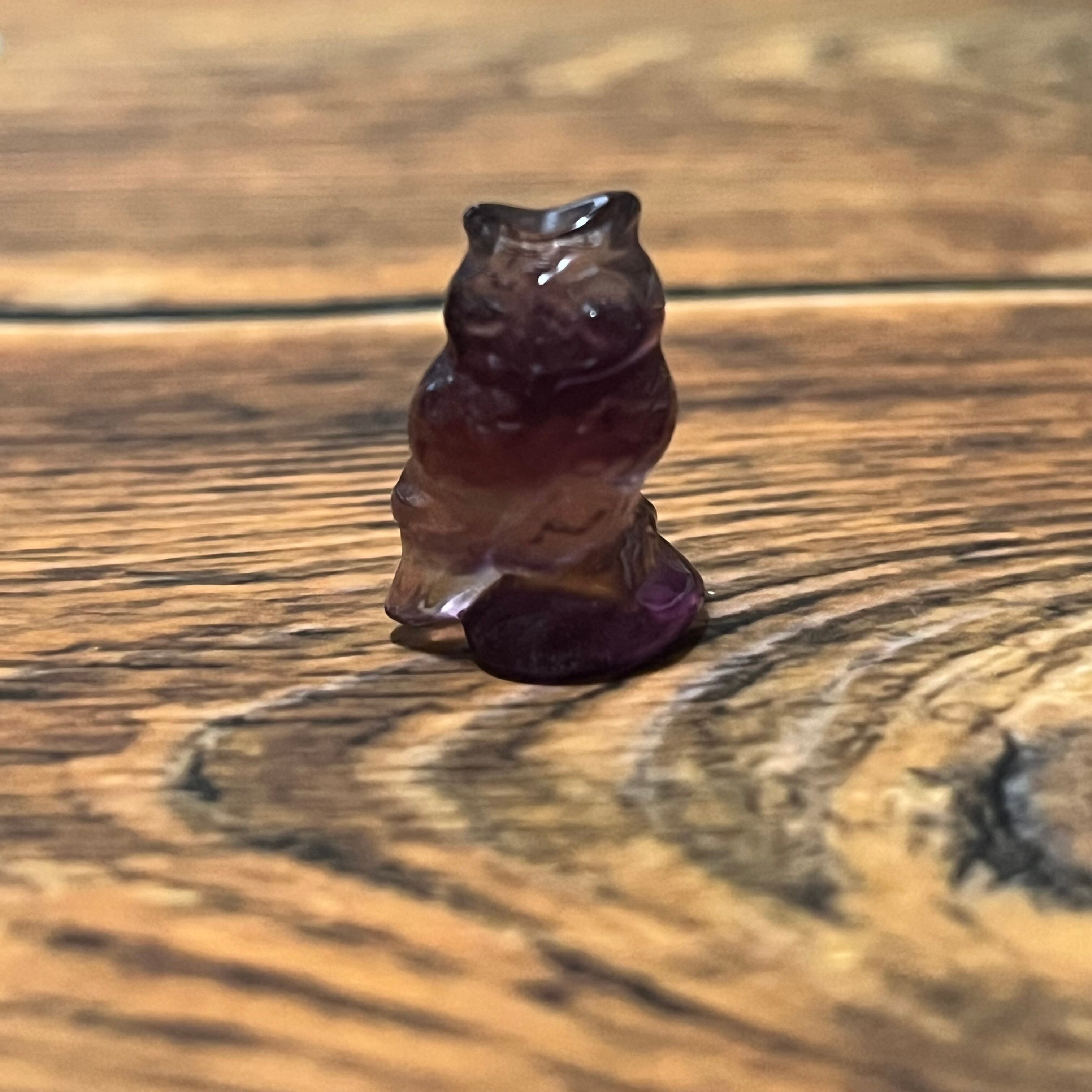 バイカラーが楽しめるワインレッドのフクロウ