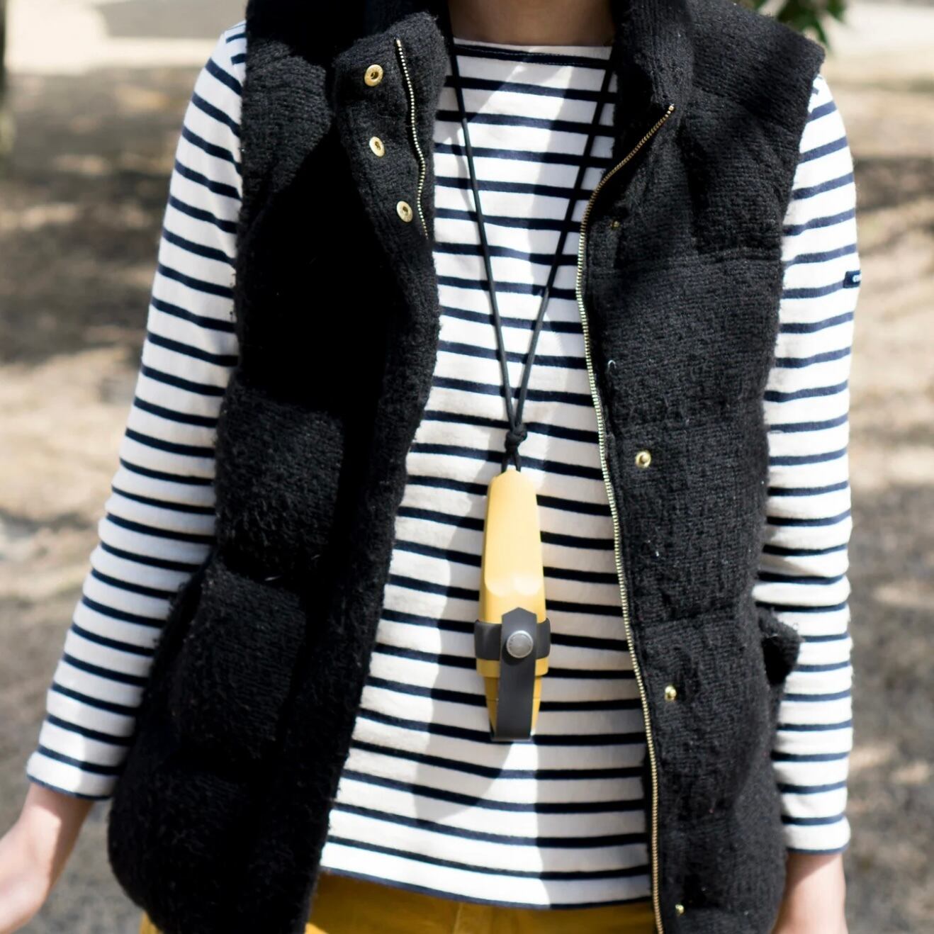 首から安全に携行できます