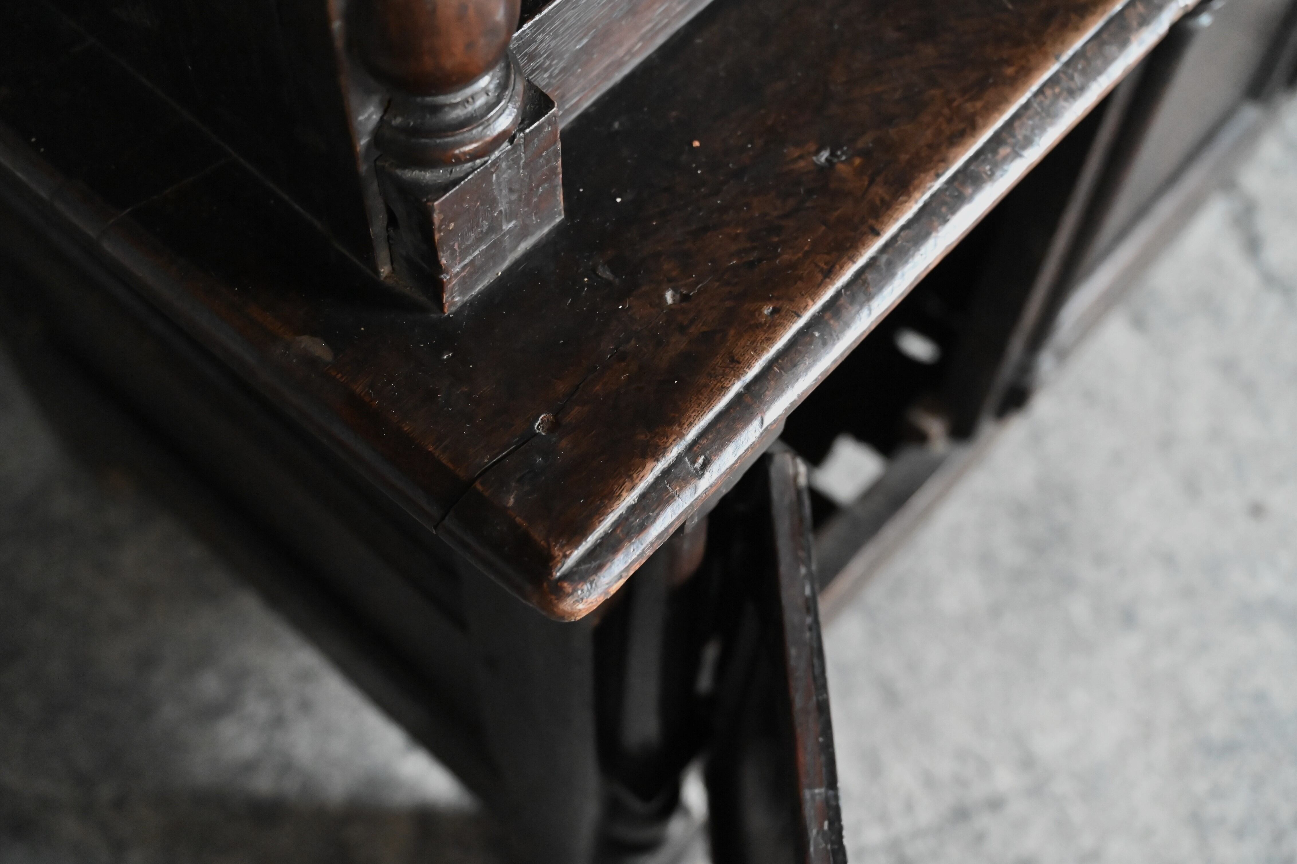 中段天板左手前の角あたりにヒビが見られます。