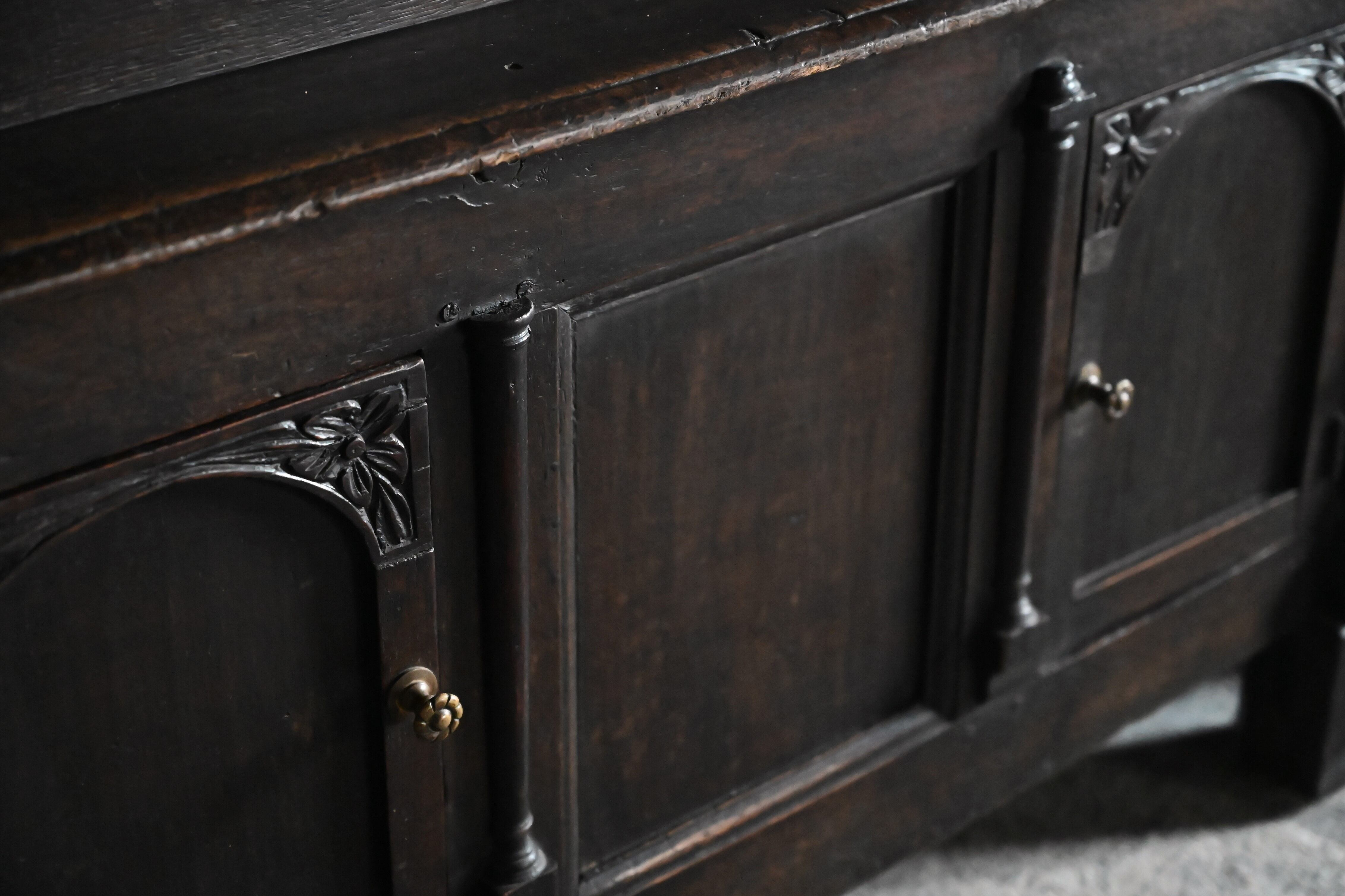 縦向きに付けられた立体的な装飾の上の端が片方欠損しております。