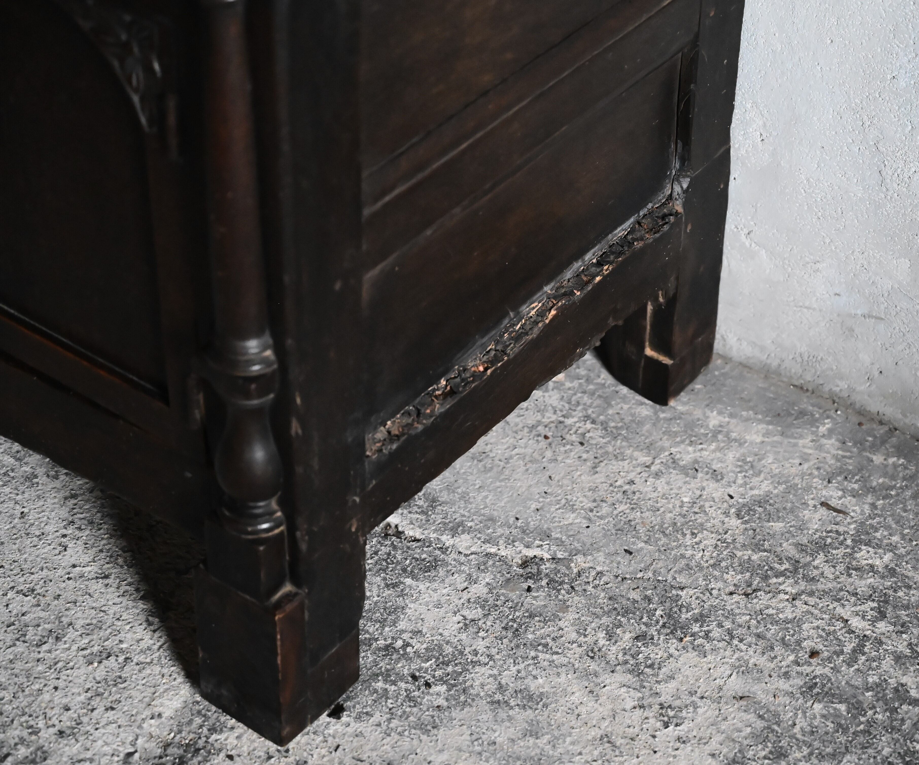 右側面の下の端のモールディングと呼ばれる枠とパネルの間に充てる部材に欠損が見られます。