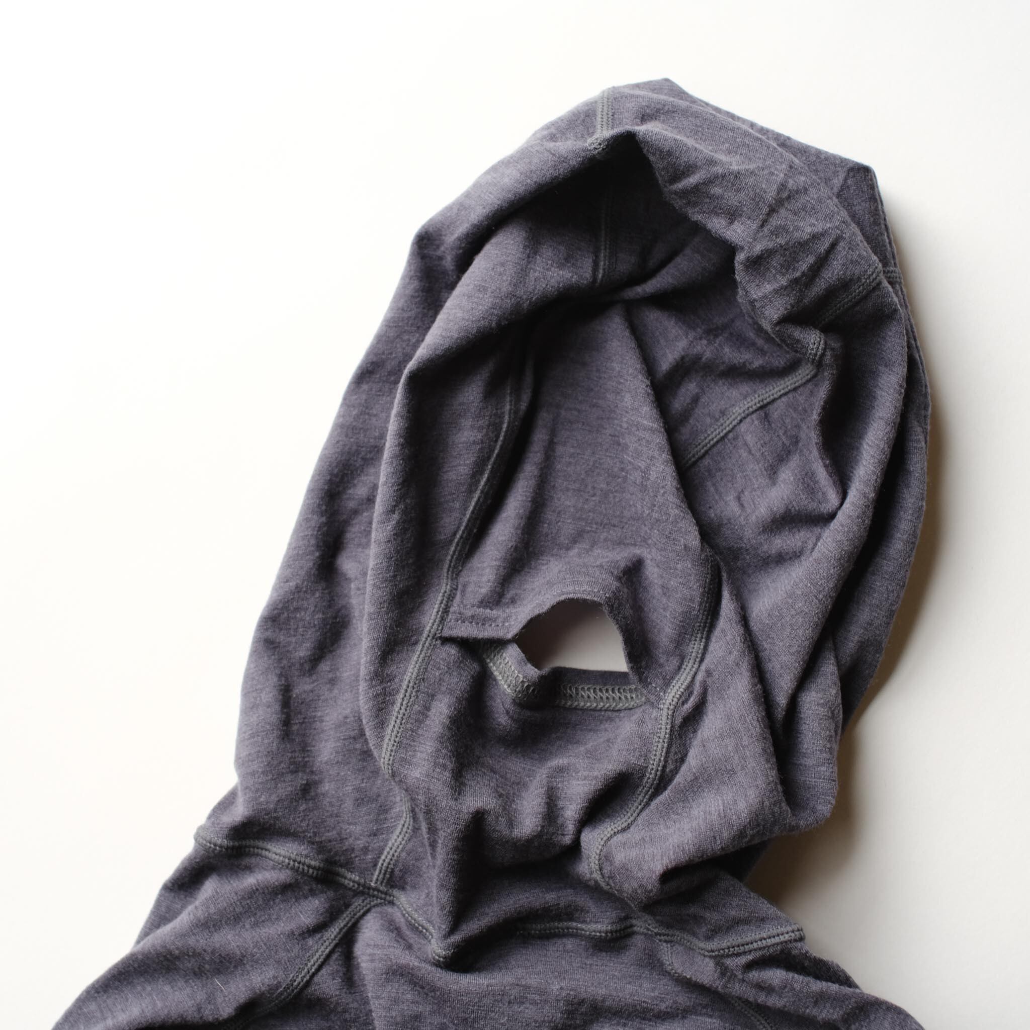 髪の長い人はここから髪の毛を出せるマニアックな仕様