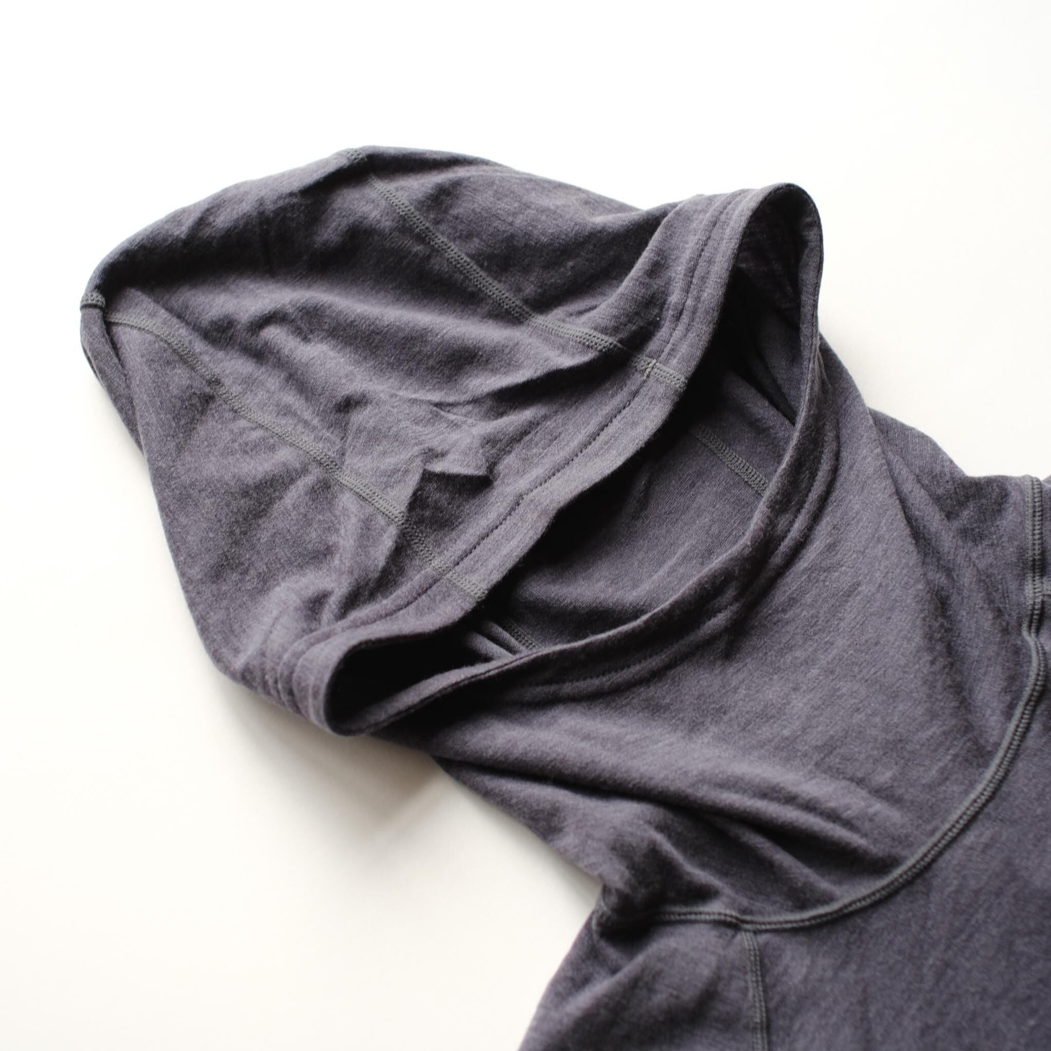 フィット感良くストレスのないフーディ、とても気持ちが良い