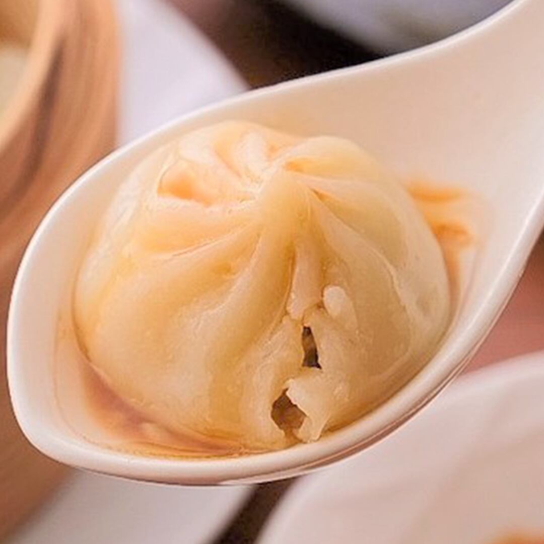 レンゲからあふれる出すスープ