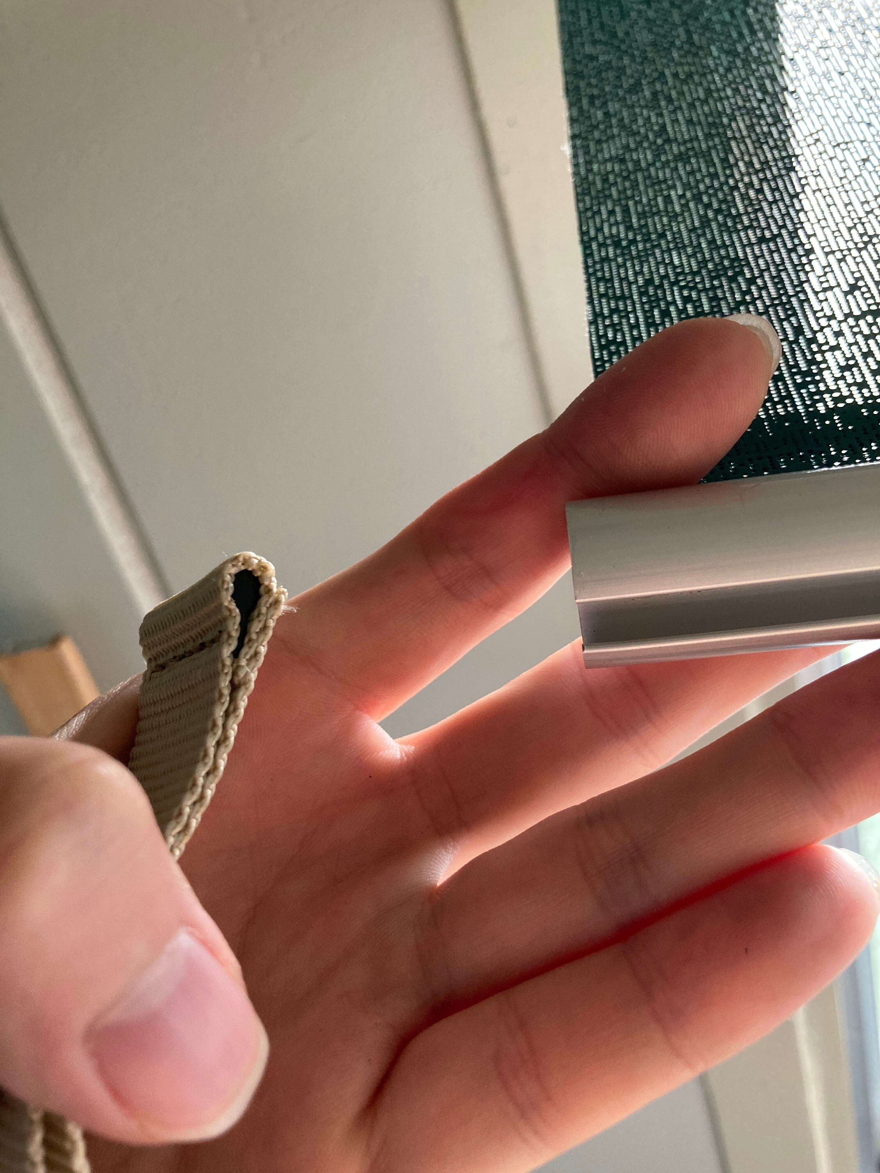 ③続いて、バックルベルトを取り付けます。ベルトの根元部分を溝に差し込みます。