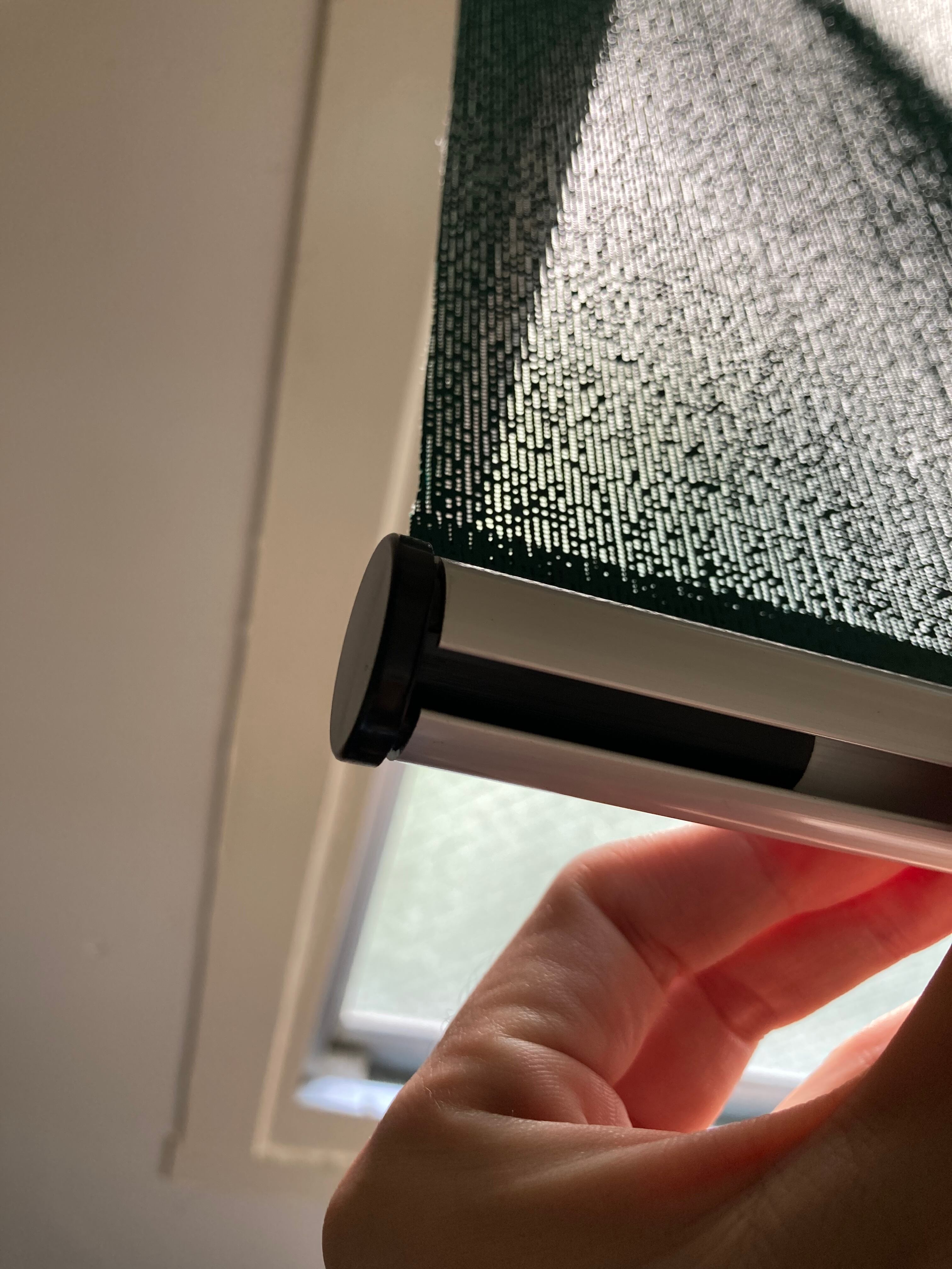 ①まず初めに、スクリーンの端にあるストッパーを外します。