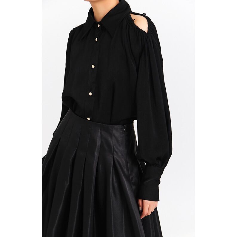 オープンショルダー ビショップスリーブシャツとコーデ！