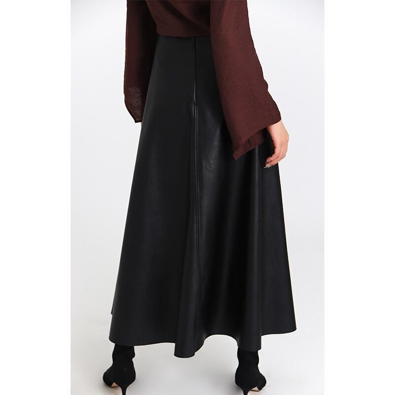 カッコ良さと女性らしさを感じさせる魅力的な一着