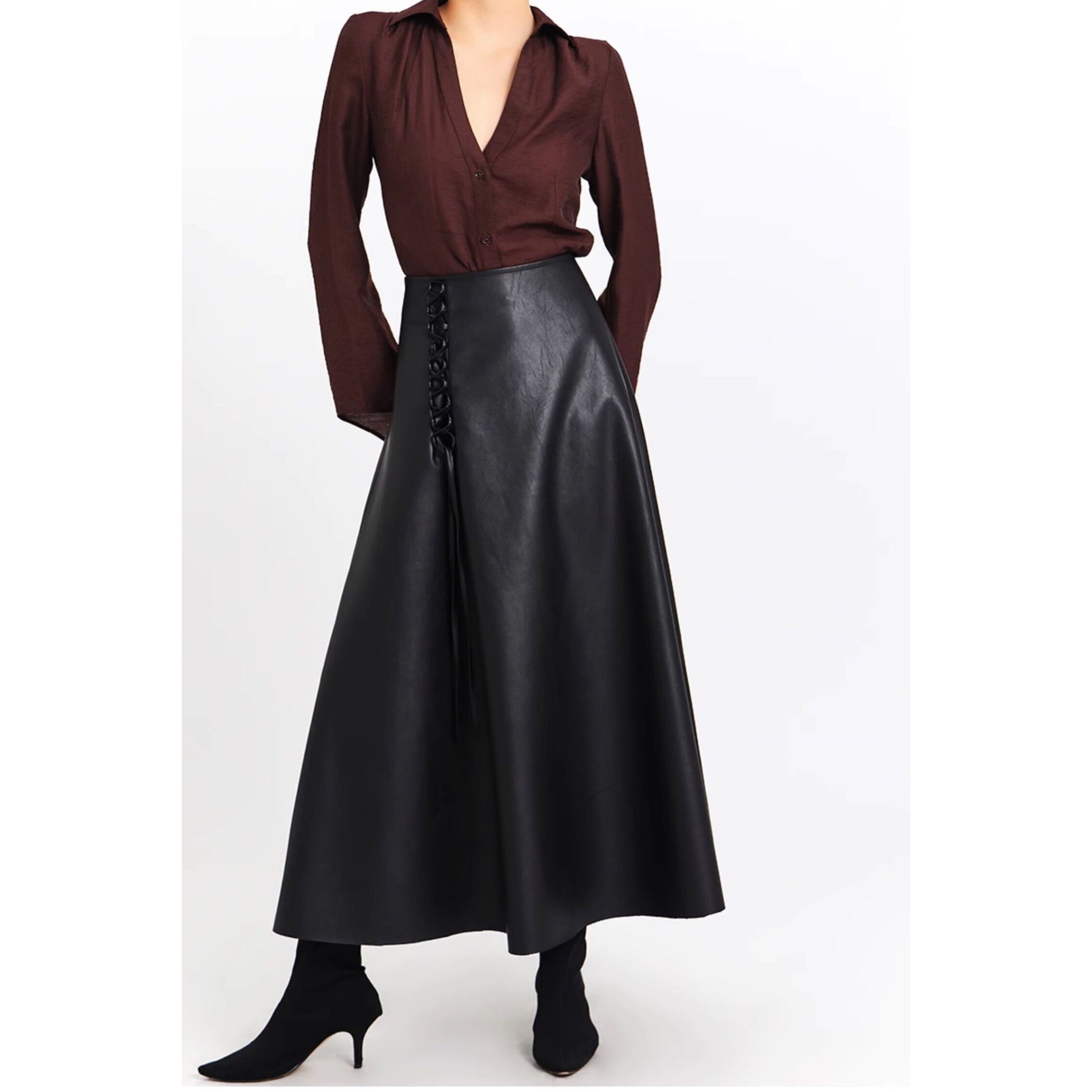 トップスはインしてデザインやフォルムを生かした着こなしがおすすめ◎