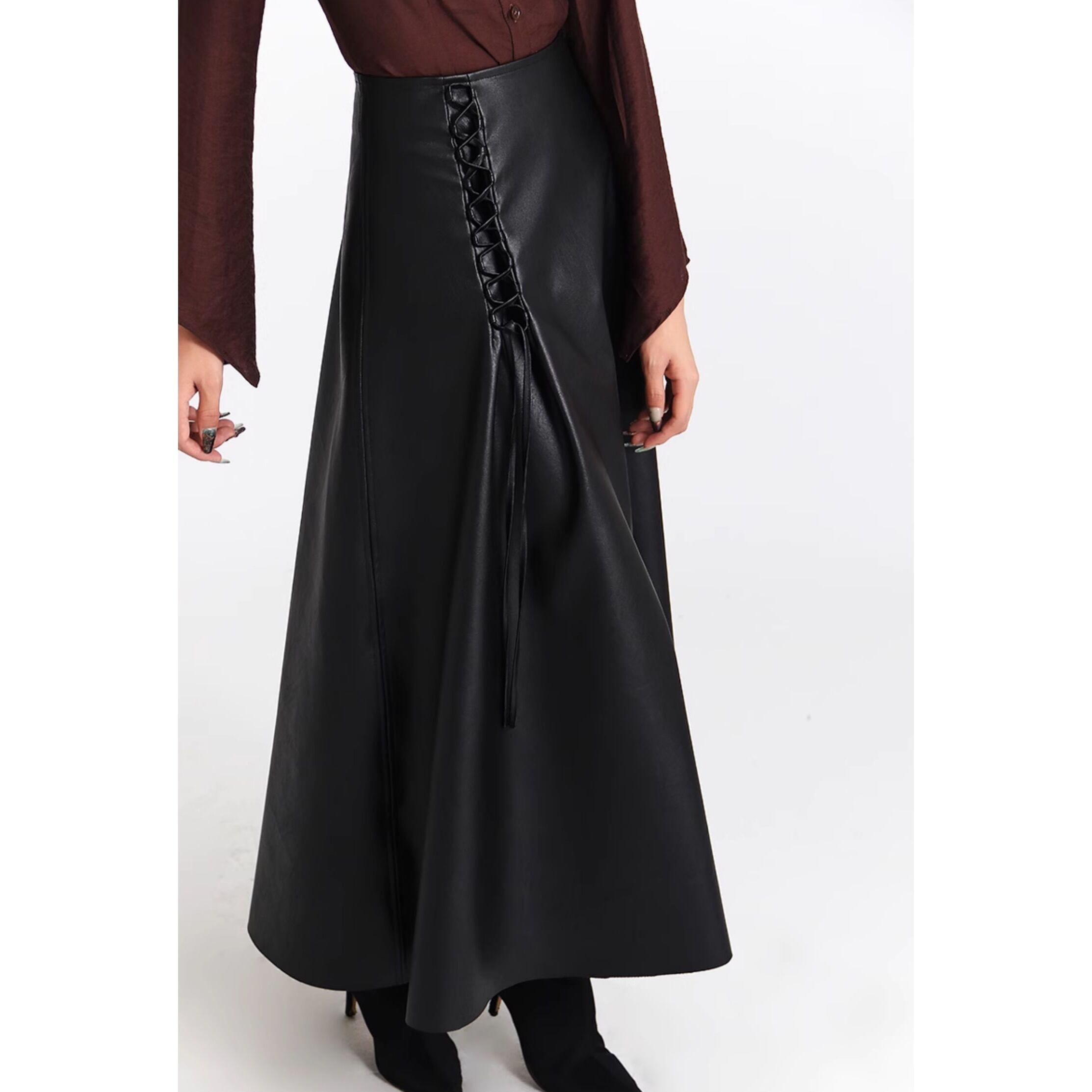 レースアップが目を惹くレザー調のロングスカート