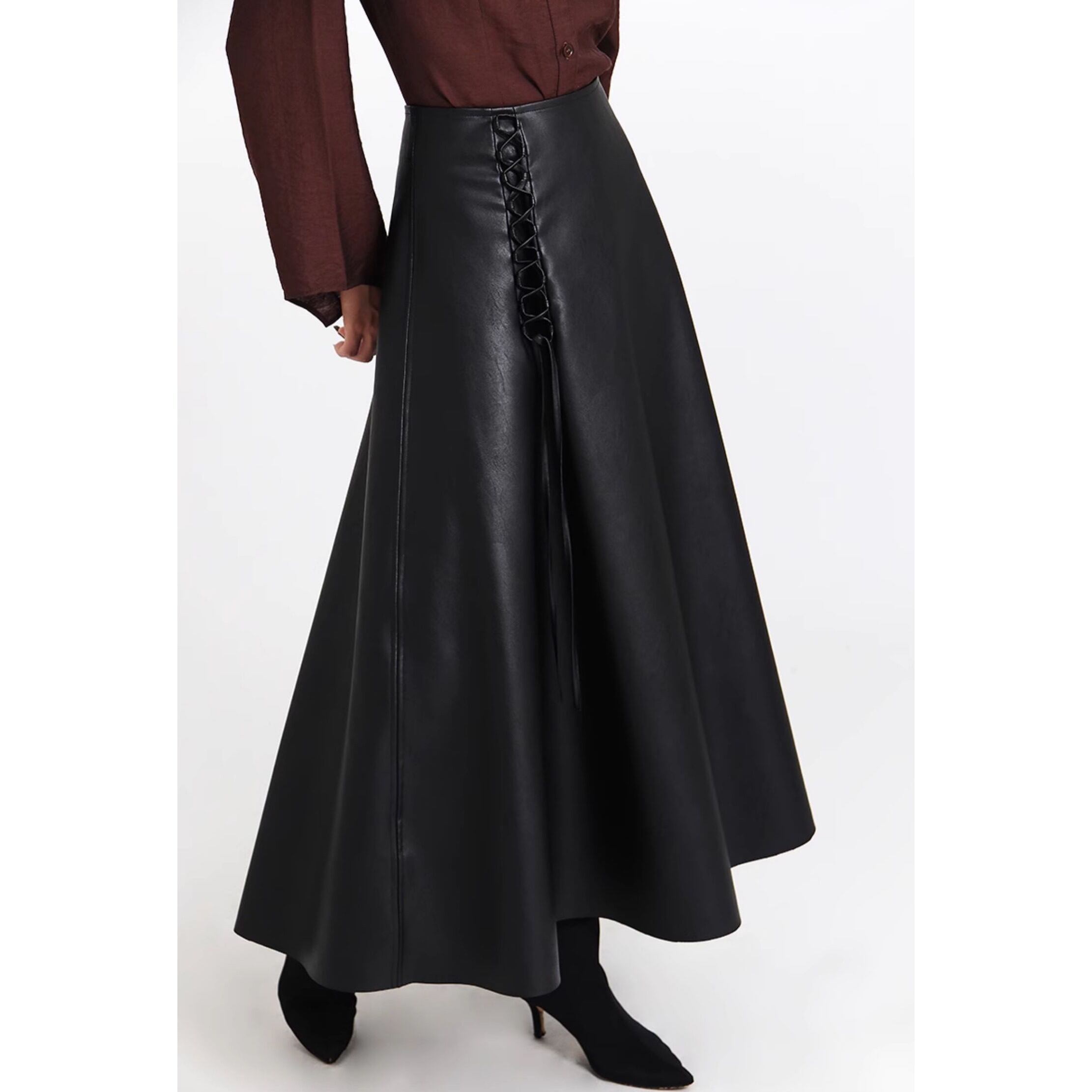 レースアップロングスカート　レザー調Aラインとコーデ！