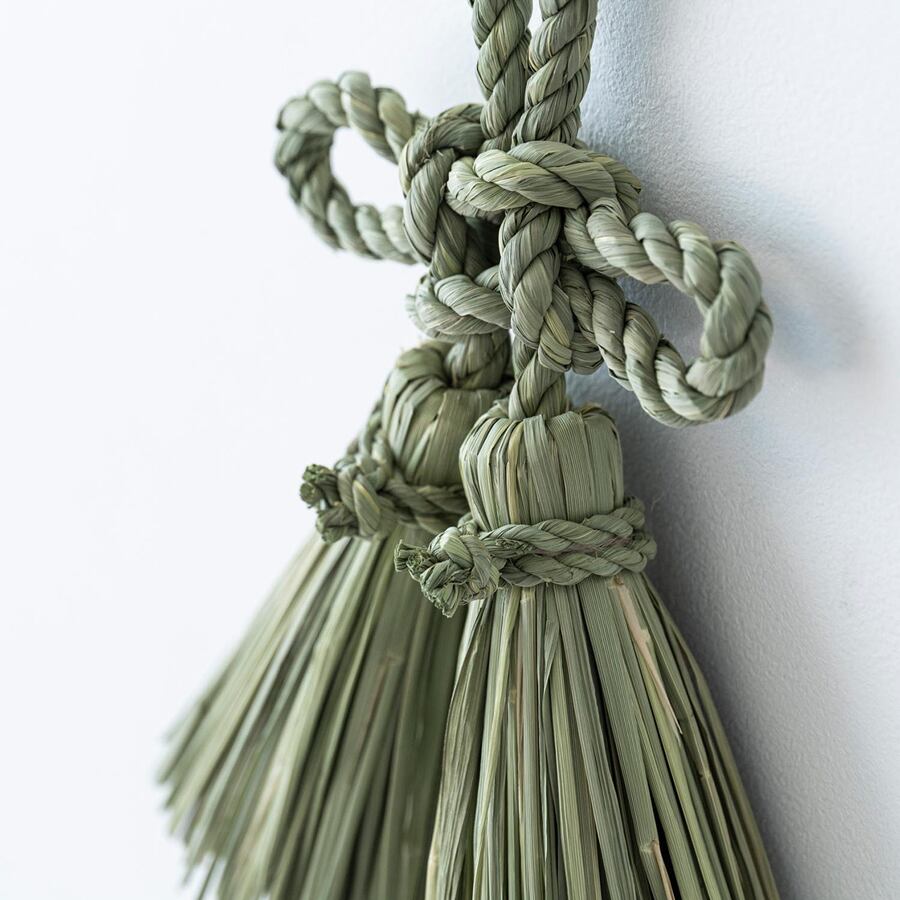 総角（あげまき）結びと言われる日本古来の結びを稲わらの縄で表現。