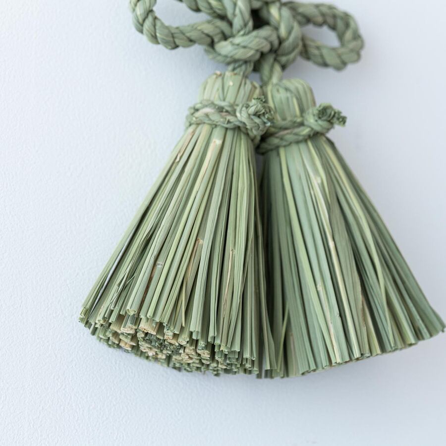 総角（あげまき）結びと言われる日本古来の結びを稲わらの縄で表現。