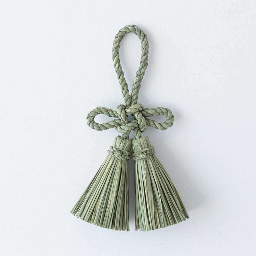 総角（あげまき）結びと言われる日本古来の結びを稲わらの縄で表現。