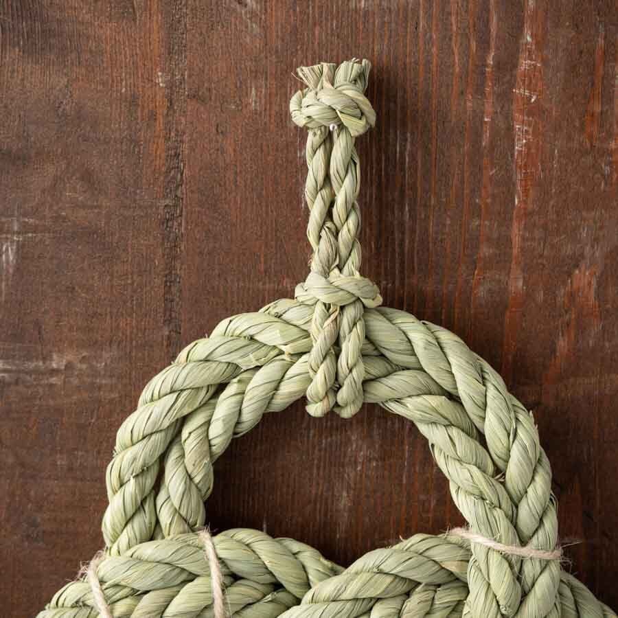 家内安全を願うための祝結び。右縄と左縄で、「しっかりと結びつく」さまを表現。